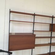 Système mural Olof Pira avec bureau, étagères et placards pour Plan Mobel