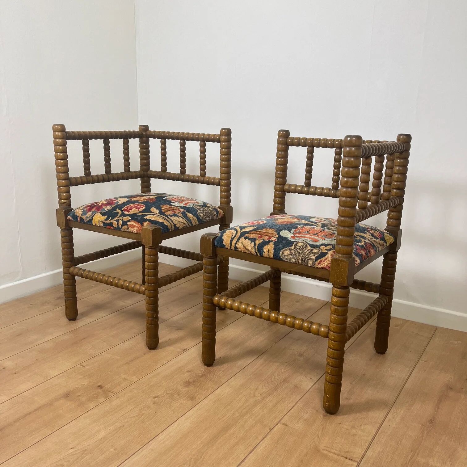 Duo de chaise d'angle en bois tourné bobines et assise tissu, milieu XXème