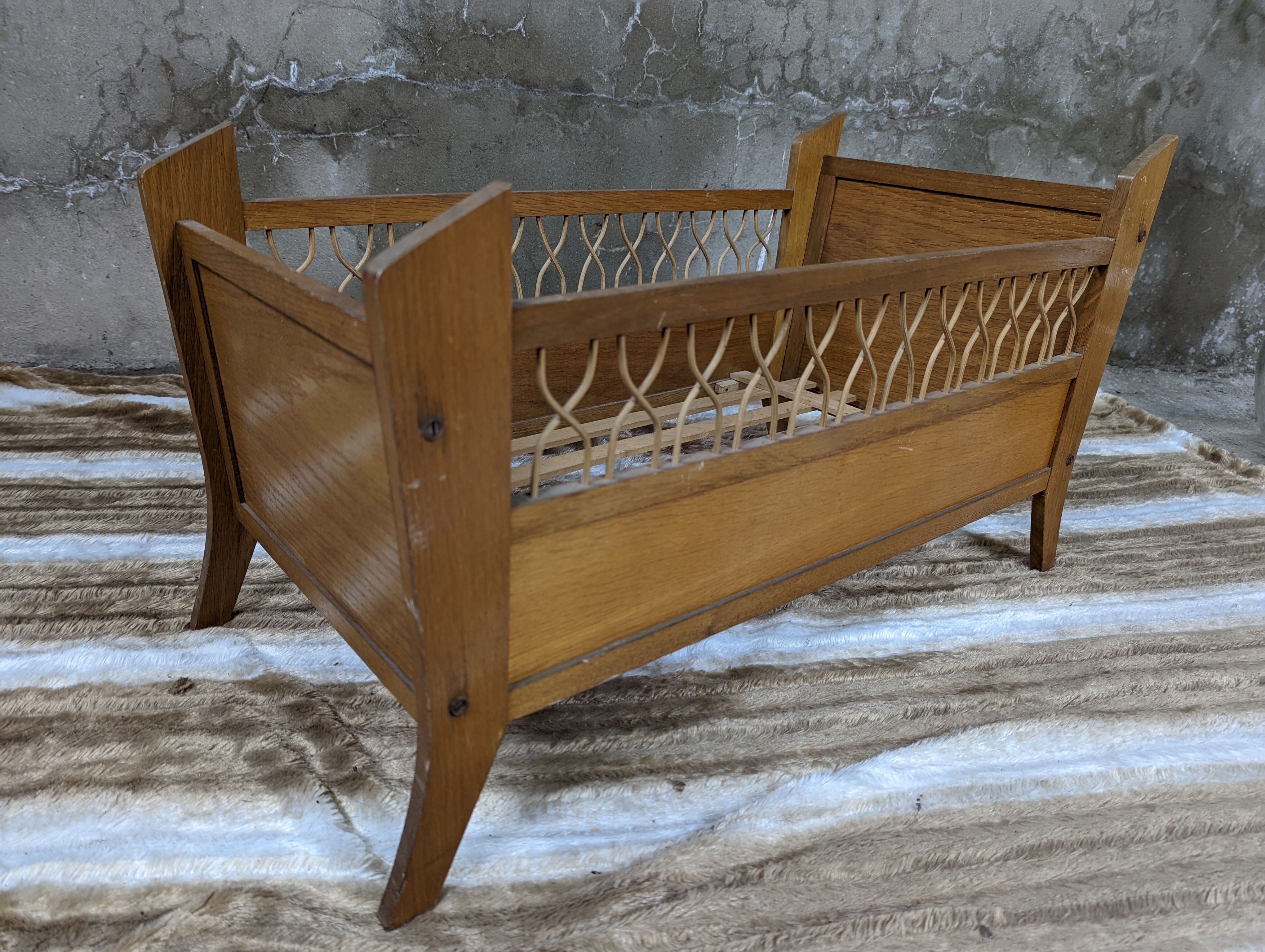 Rattan floor basket for pet
