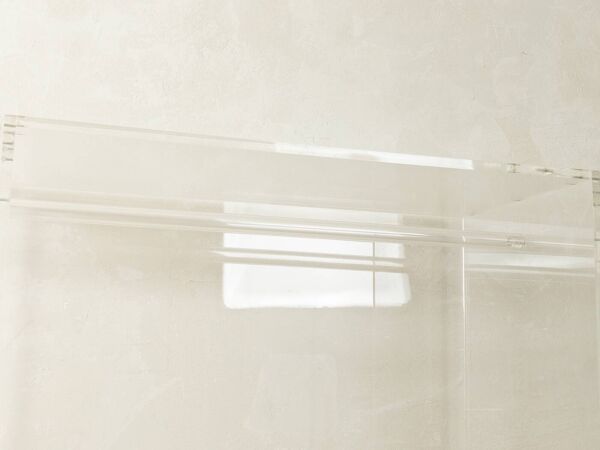 Commode minimaliste des années 1980, en verre acrylique, pièce unique.