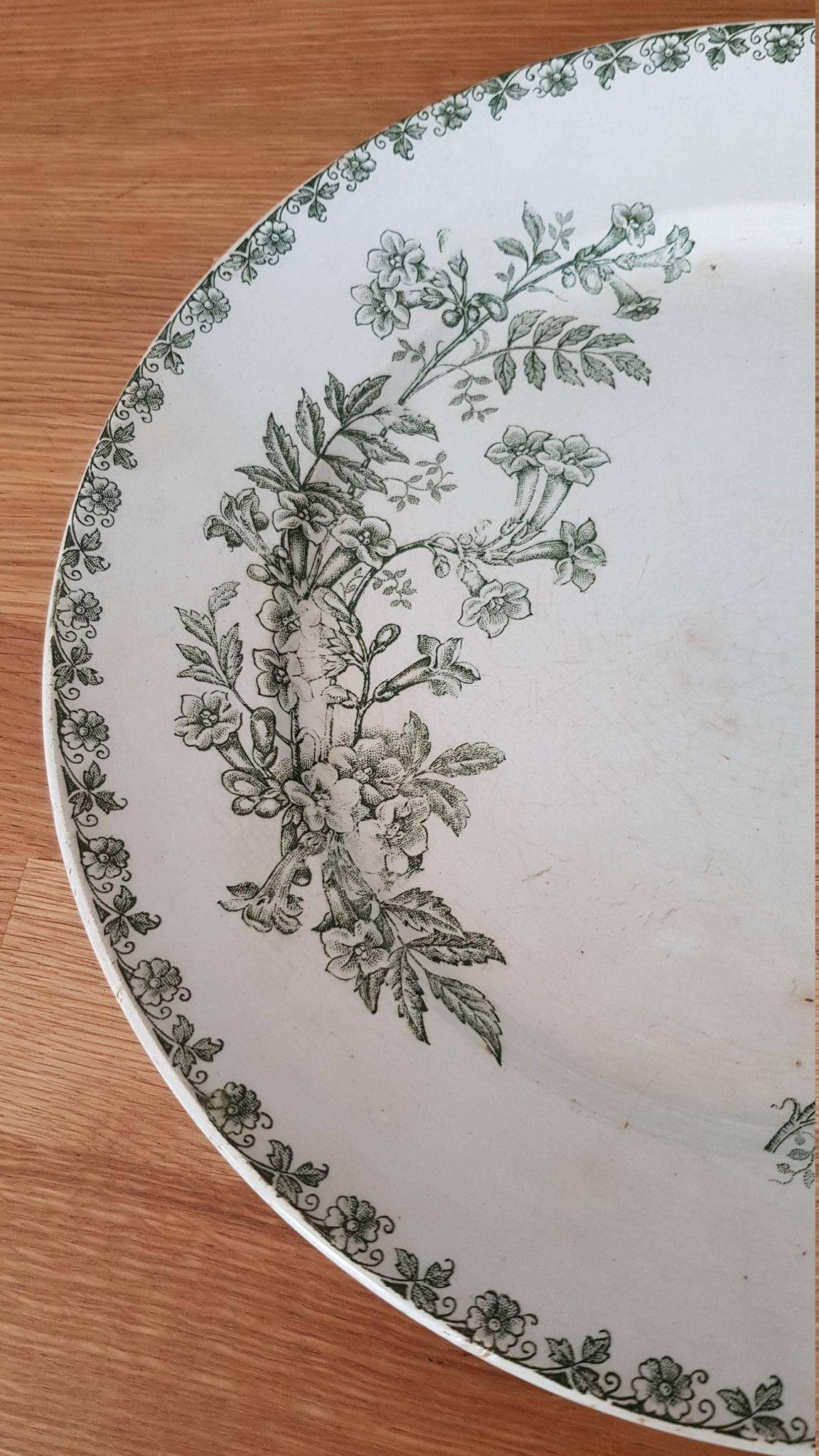 Plat céramique blanc et vert décors fleurs et papillons