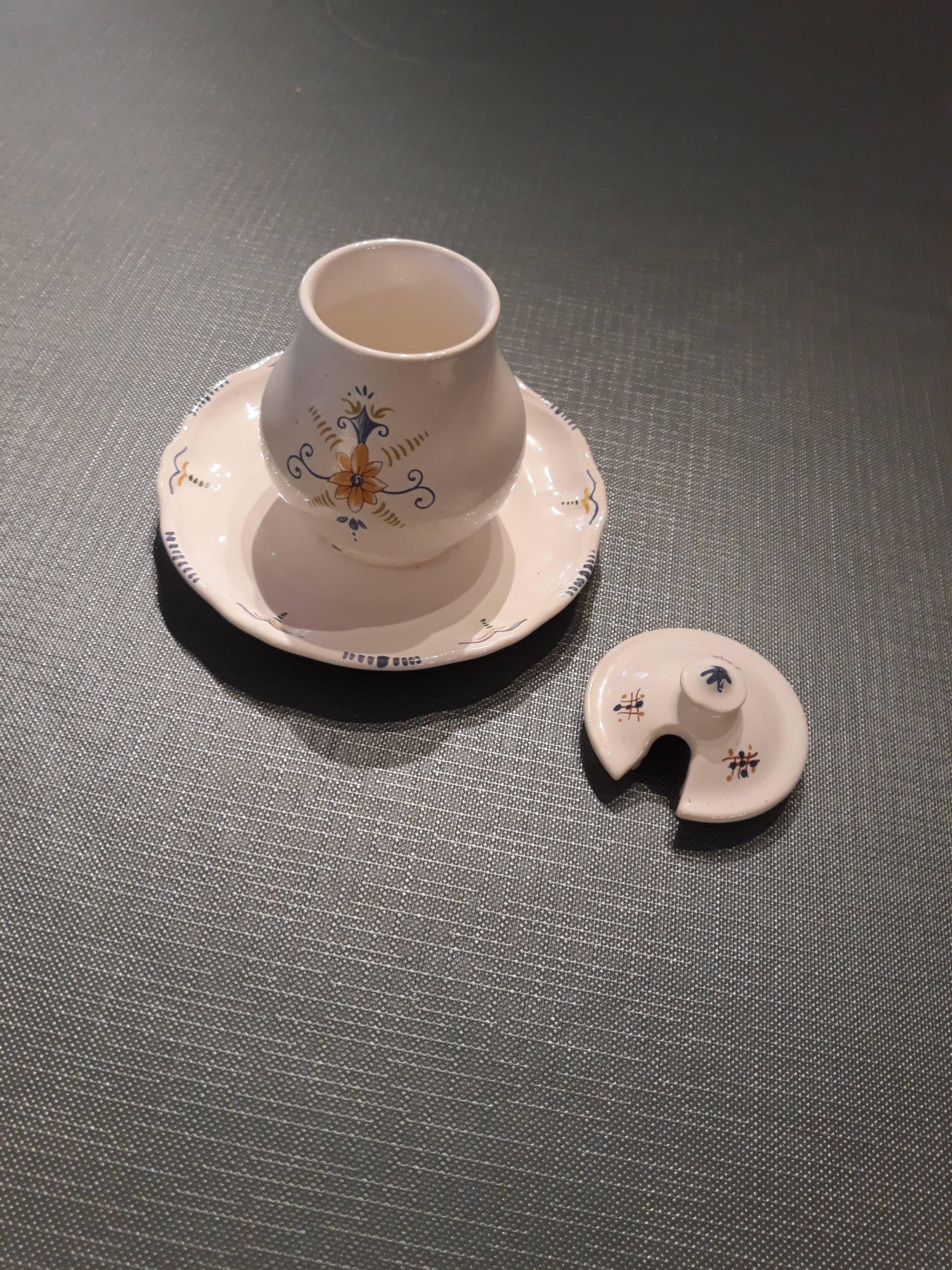 Innocenti mustard pot from Aubagne, handmade with a wooden spoon.