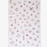 Tapis Kilim blanc à motif Berbère