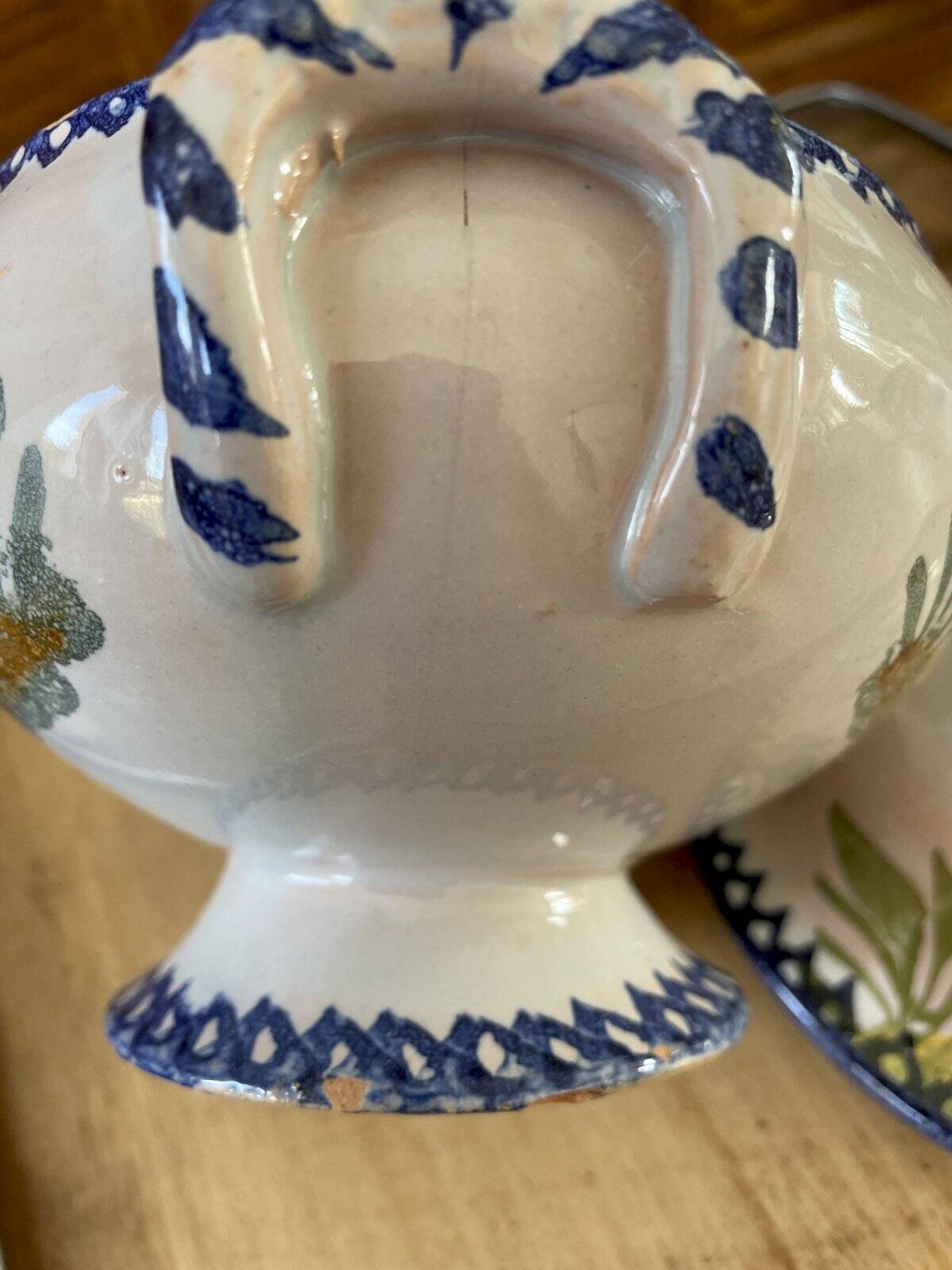 Soupière ancienne en terre cuite et faïence