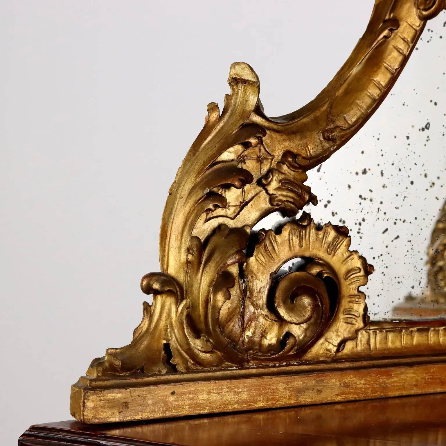 Meuble d’angle ancien style baroque en acajou XX Century