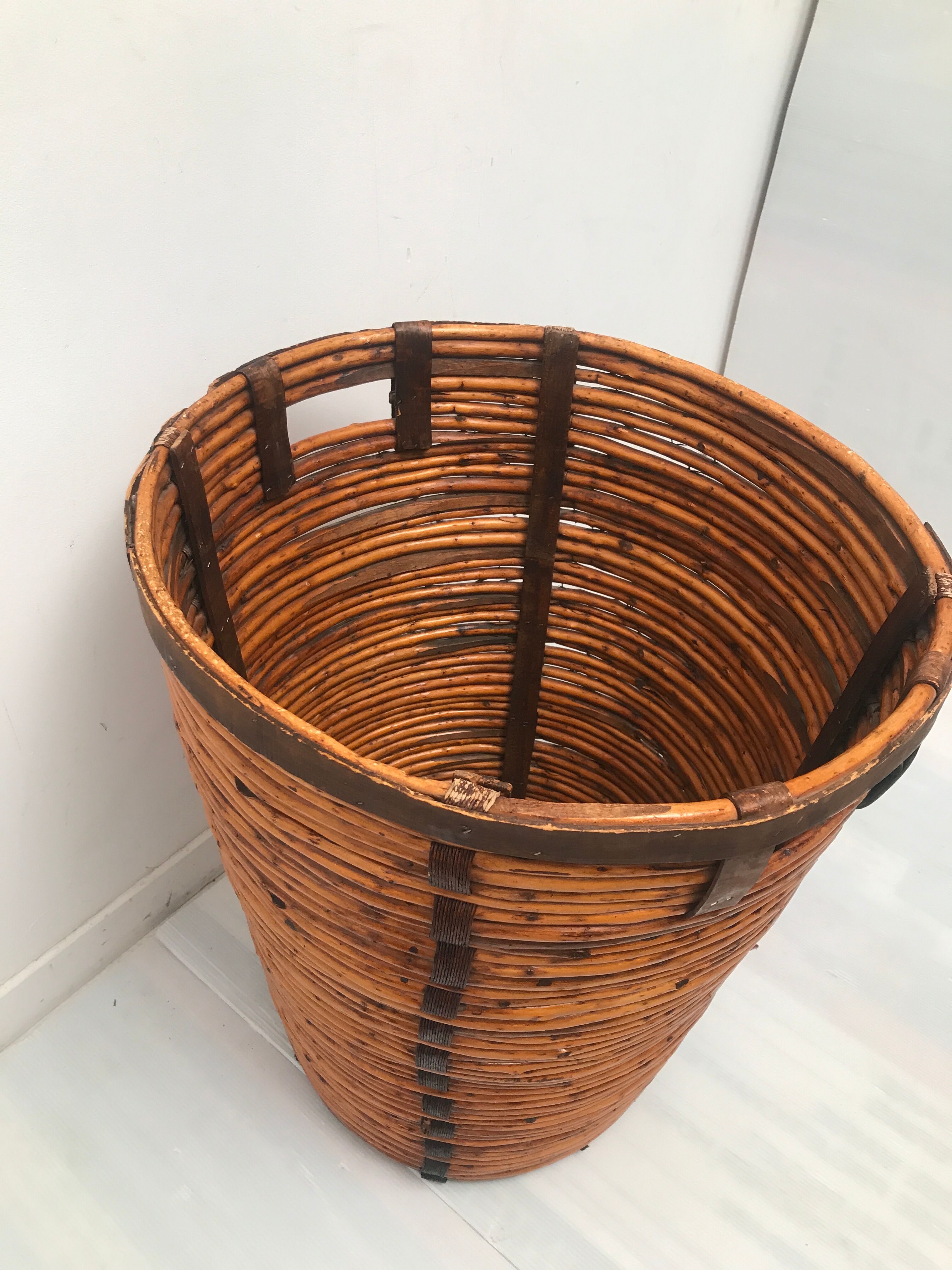 Vintage high-capacity rattan linen basket