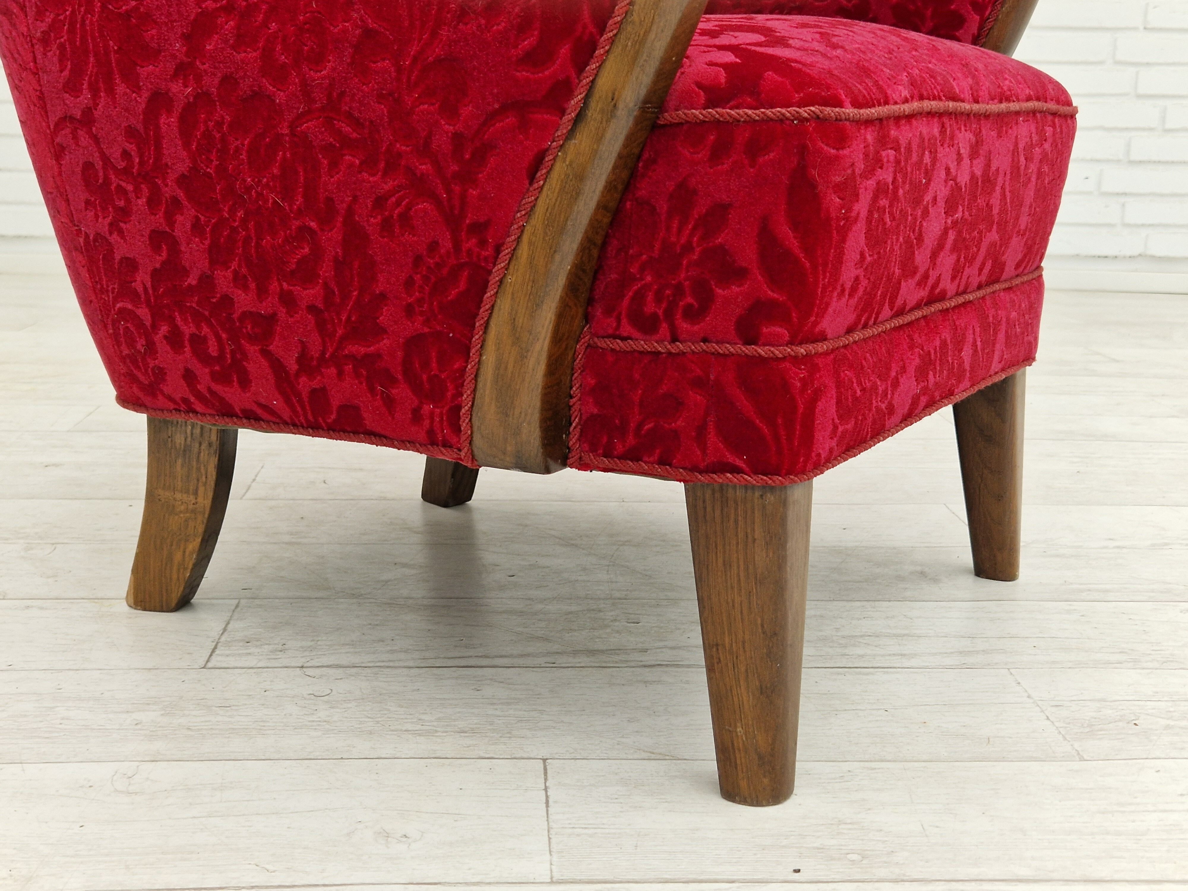Années 1960, design danois, fauteuil en tissu rouge cerise, très bon état d’origine.