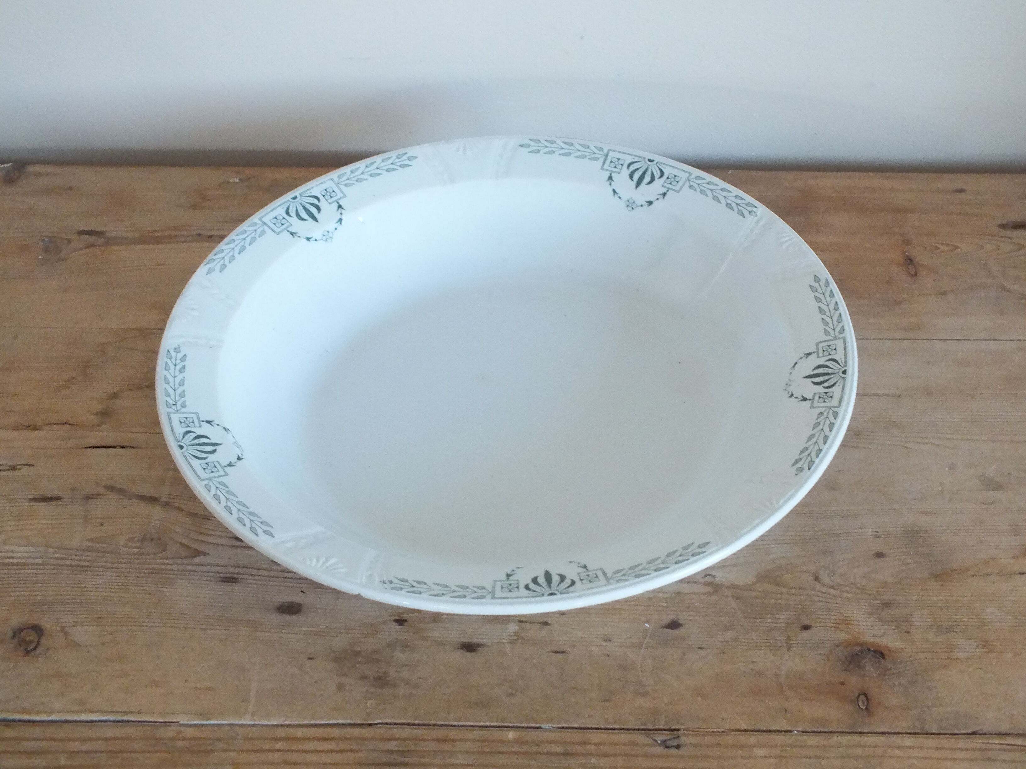 Hollow dish in Iron Terra Gien service Clara