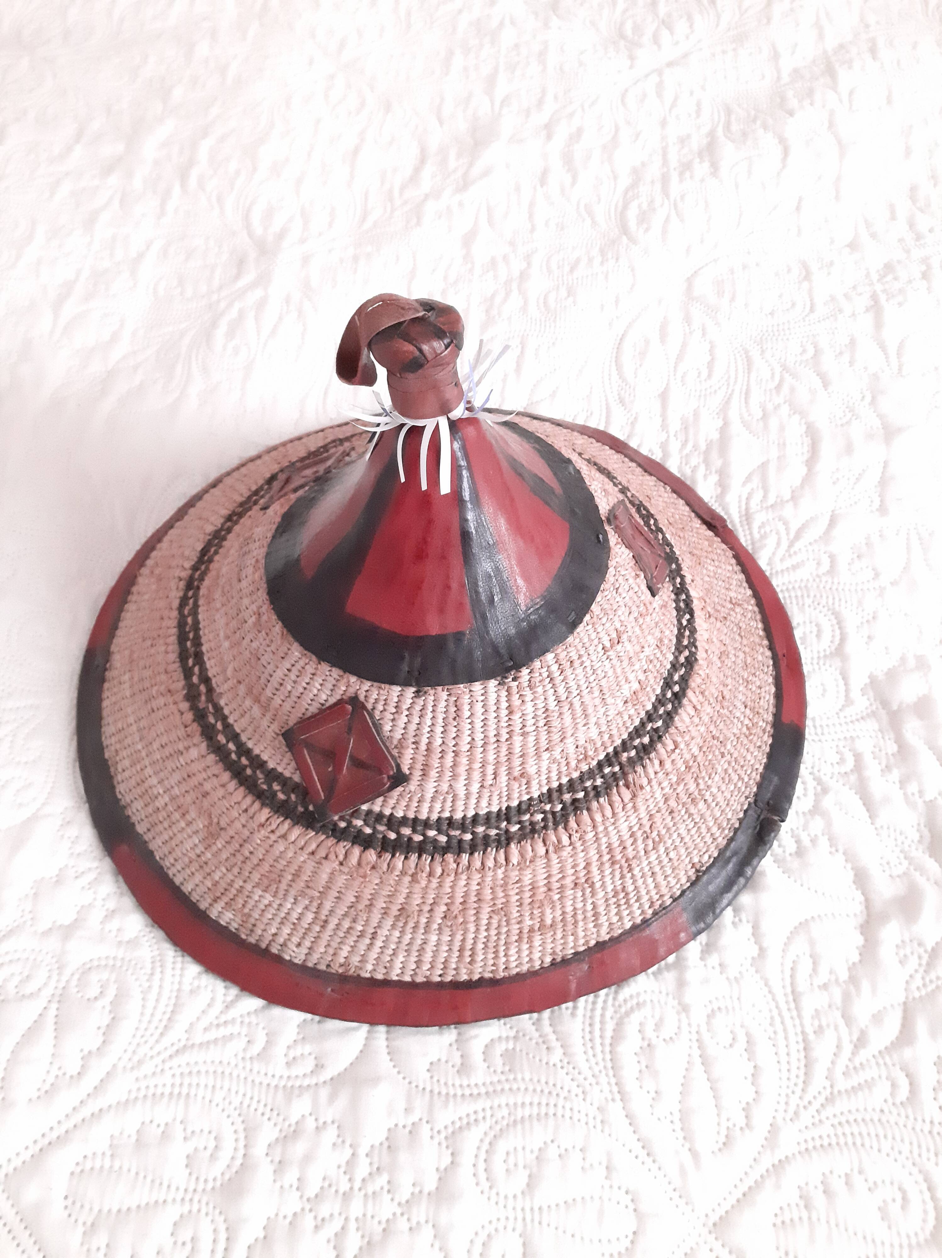 Old hat décor round, braided straw and leather