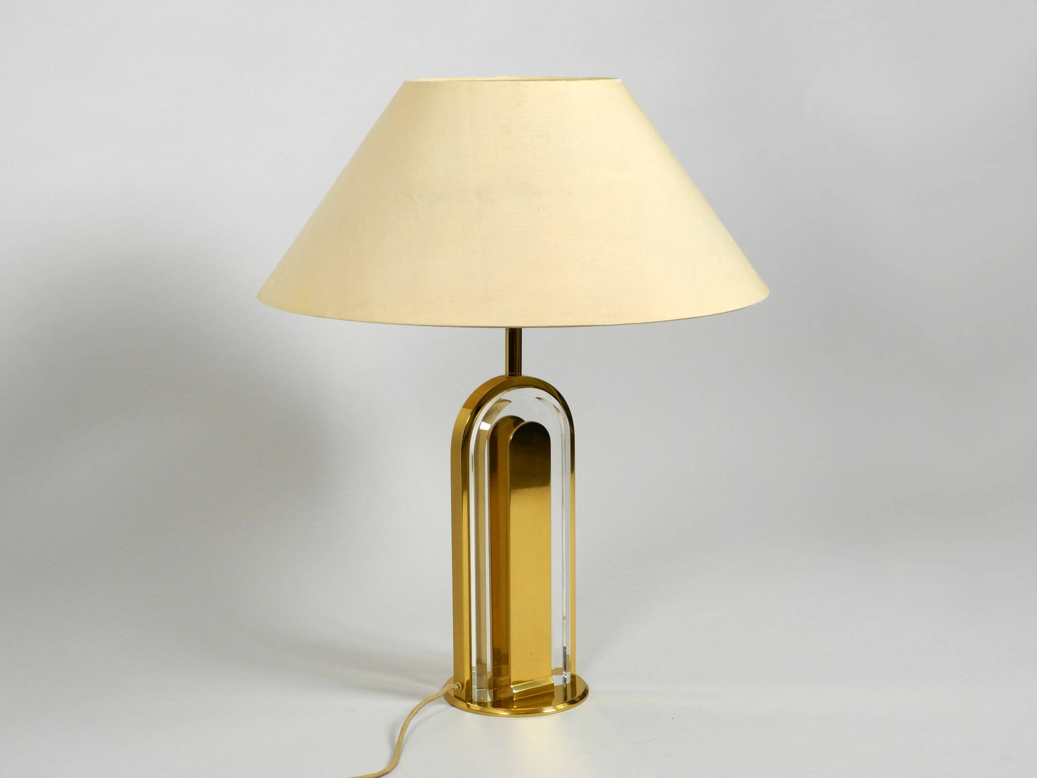 Lampe de table en verre et laiton XXL des années 1970 de la collection Vereinigte Werkstätten.