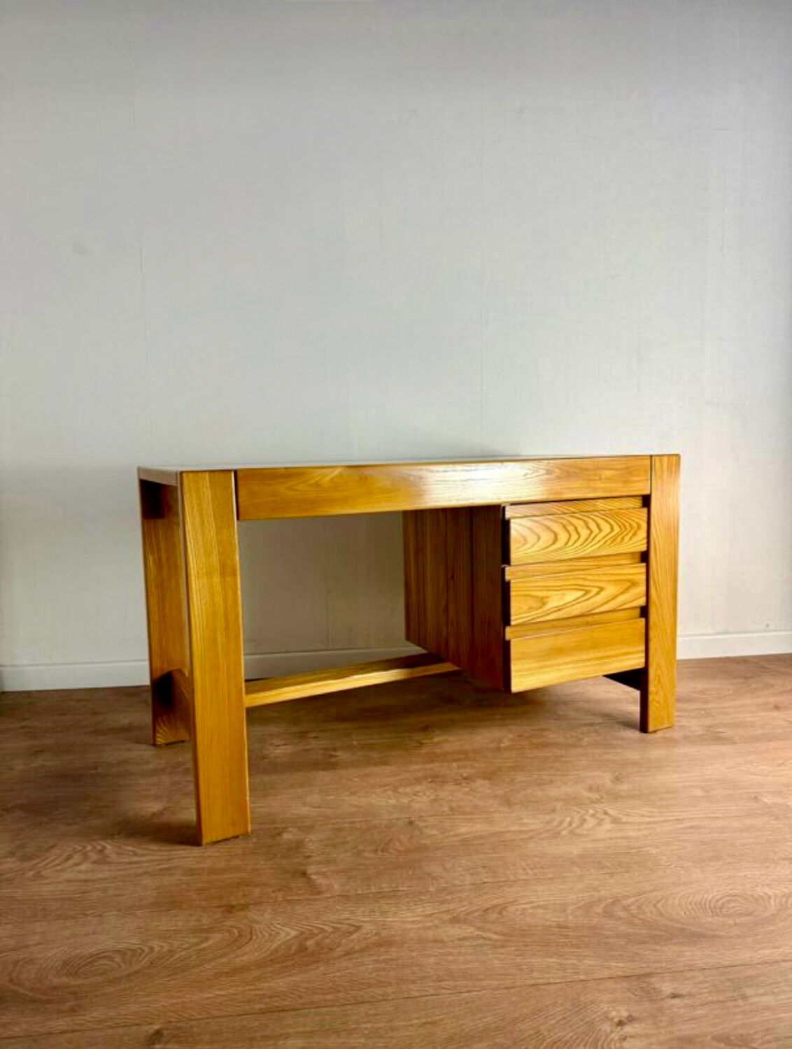 Desk made of solid elm wood