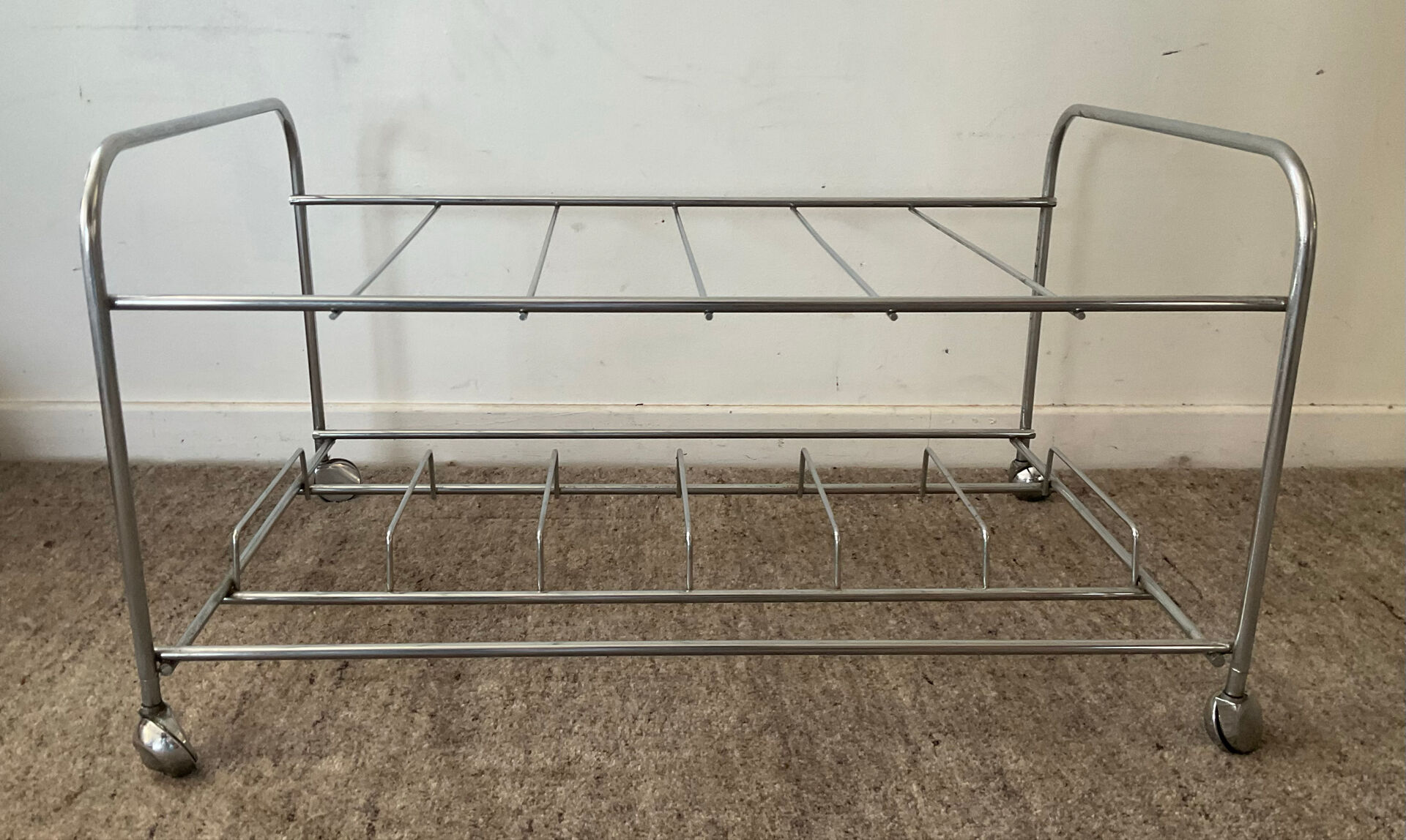Range vinyles des années 60 en inox