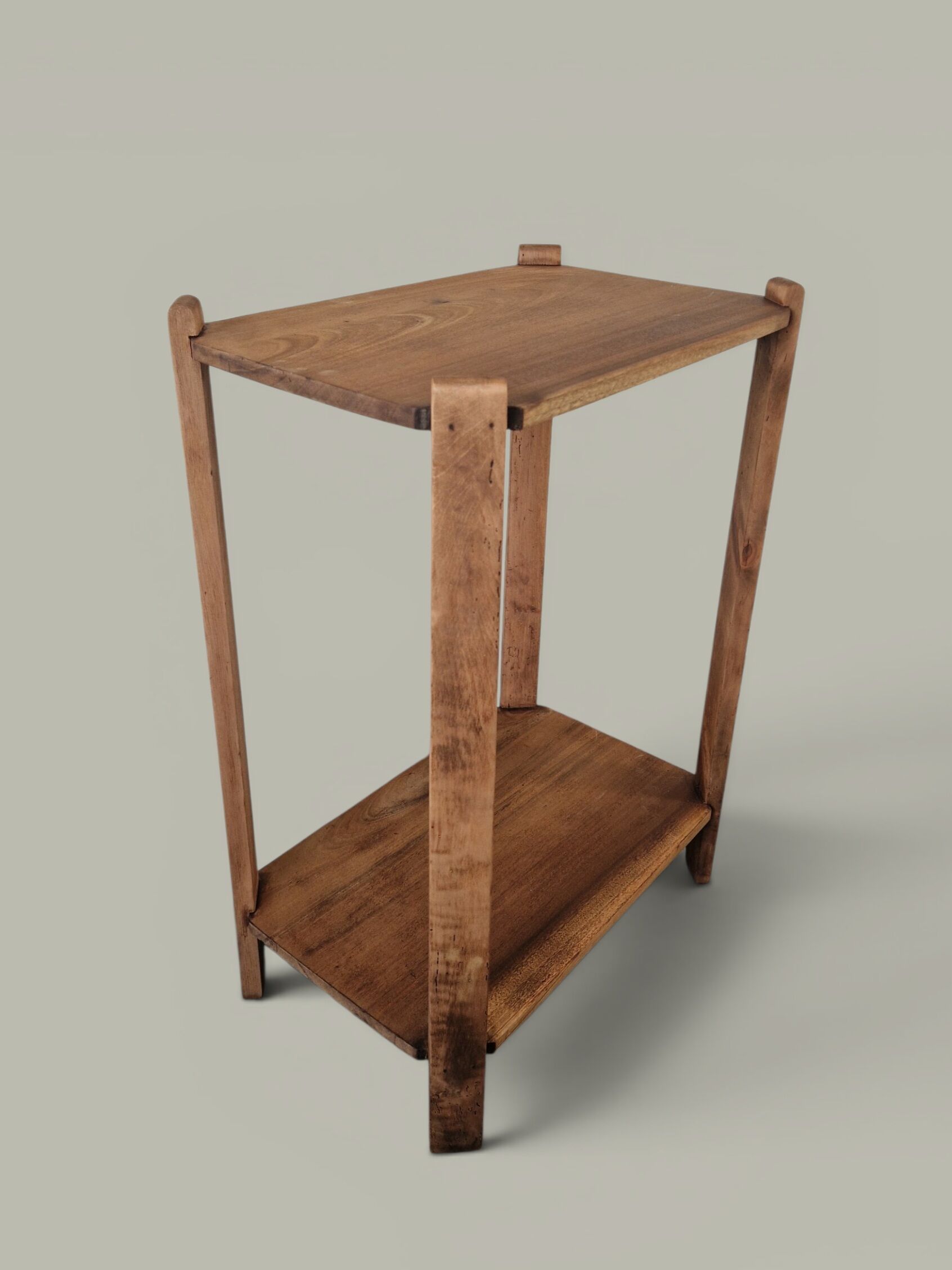 Table d’appoint sculpturale en bois massif – Ligne minimaliste - 1940
