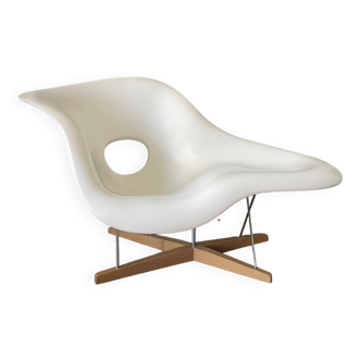 Fauteuil la chaise de vitra par charles et ray eames.