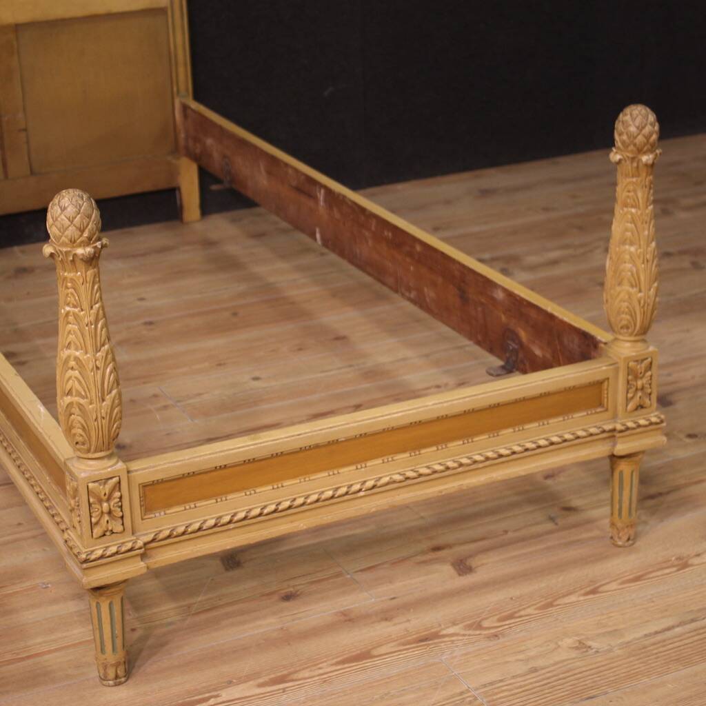 Paire de lits de style Louis XVI en bois laqué du XXe siècle