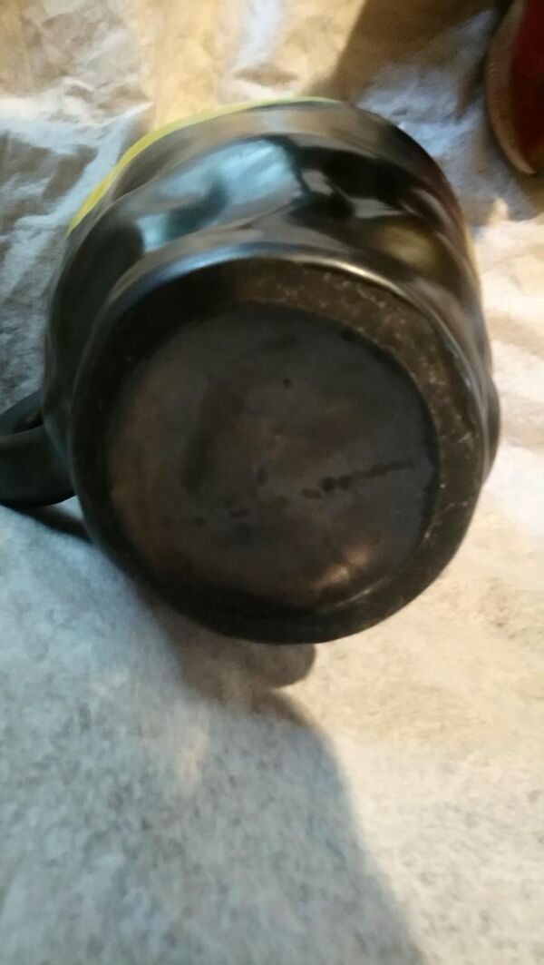 Pichet en céramique jaune et noir