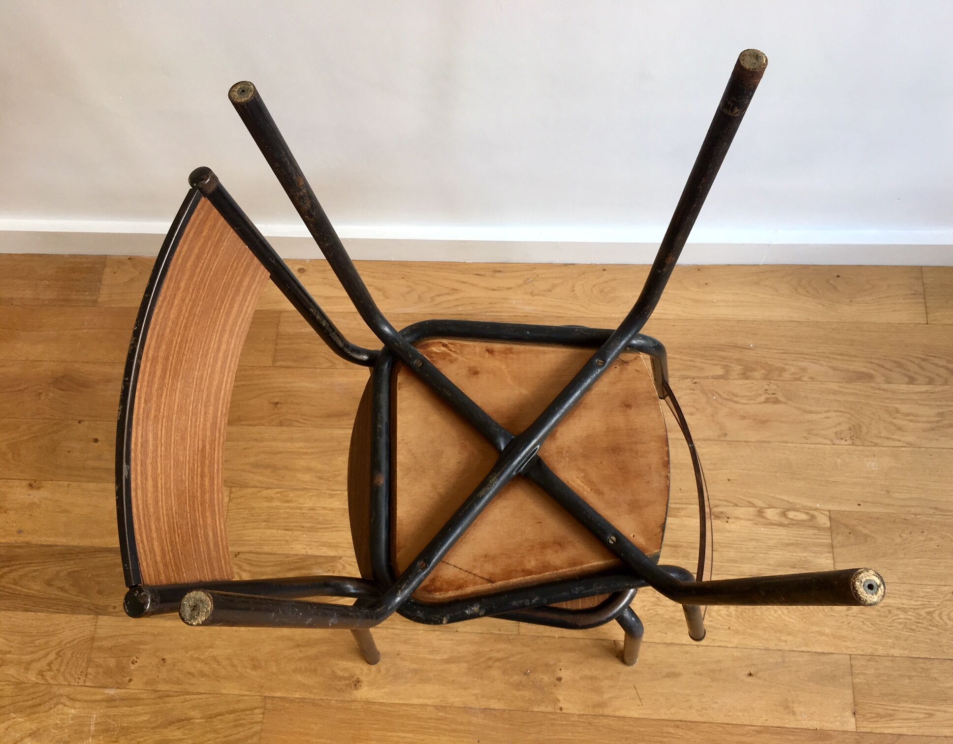 Paire de chaises tubulaire et formica
