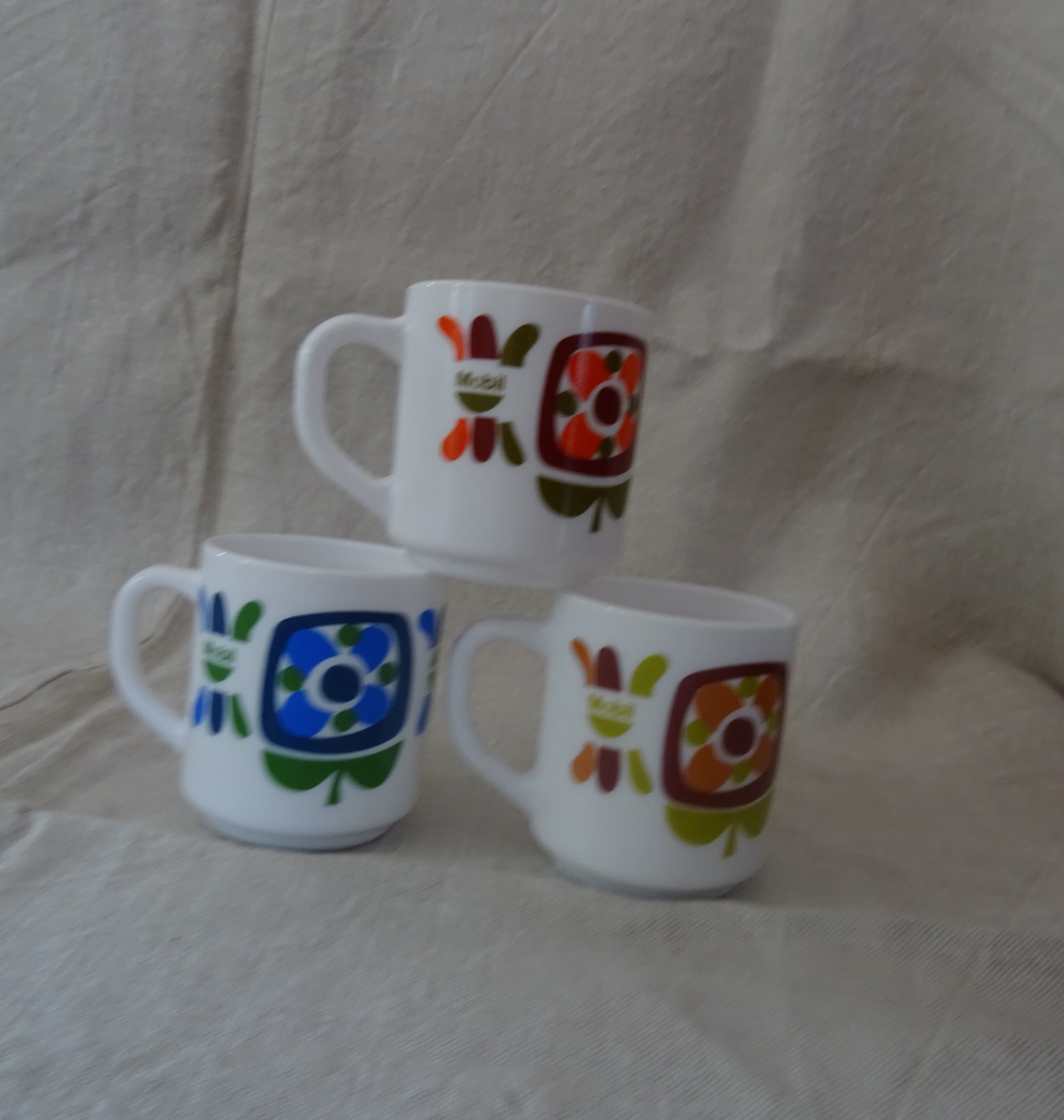 3 mugs mobil grosses fleurs Arcopal pub bleu  orange  ocre collection vintage