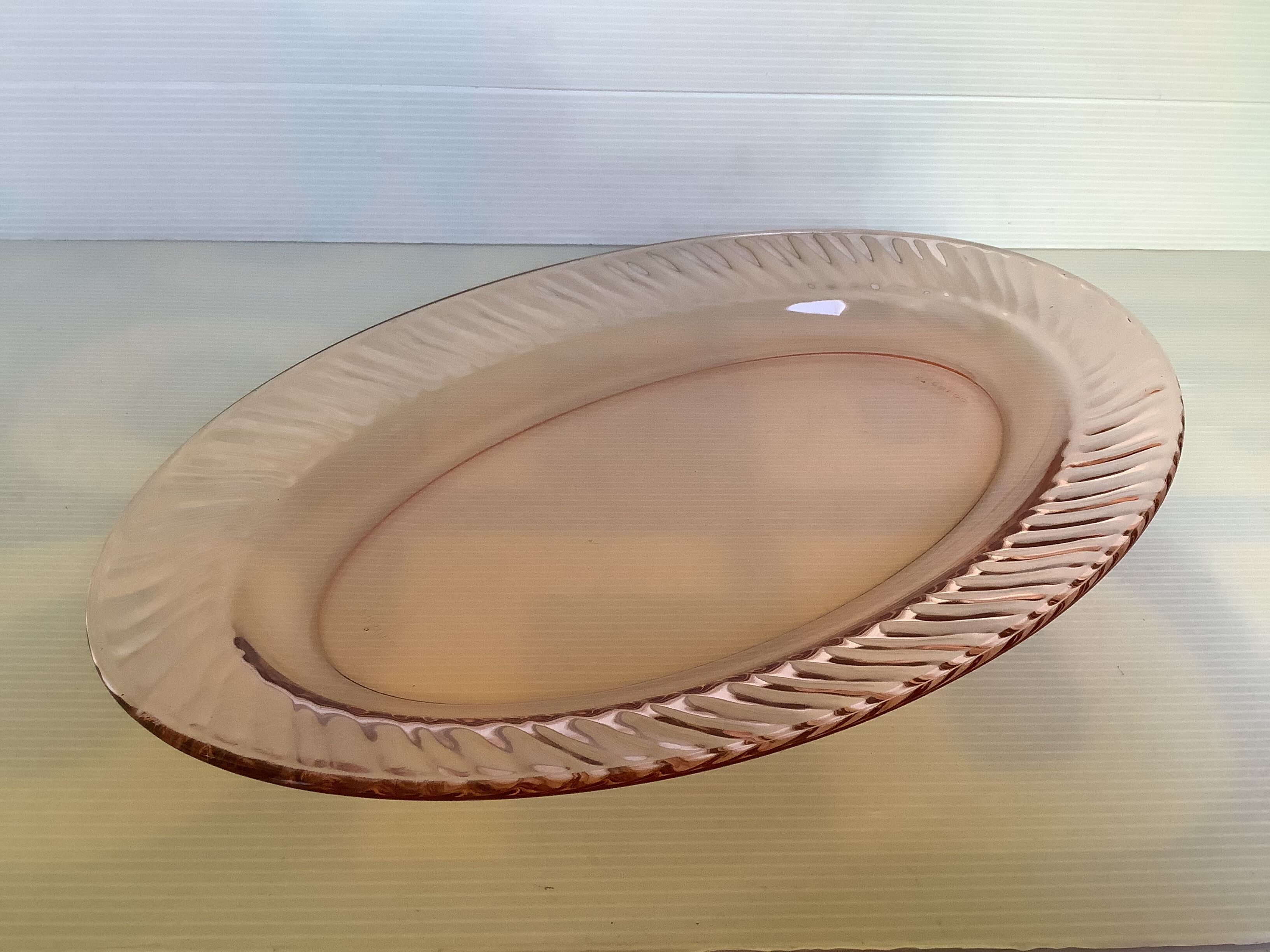 Oval pink glass plate model Rosaline Arcoroc