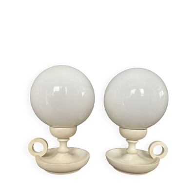 Paire de lampes boule vintage en opaline et bois