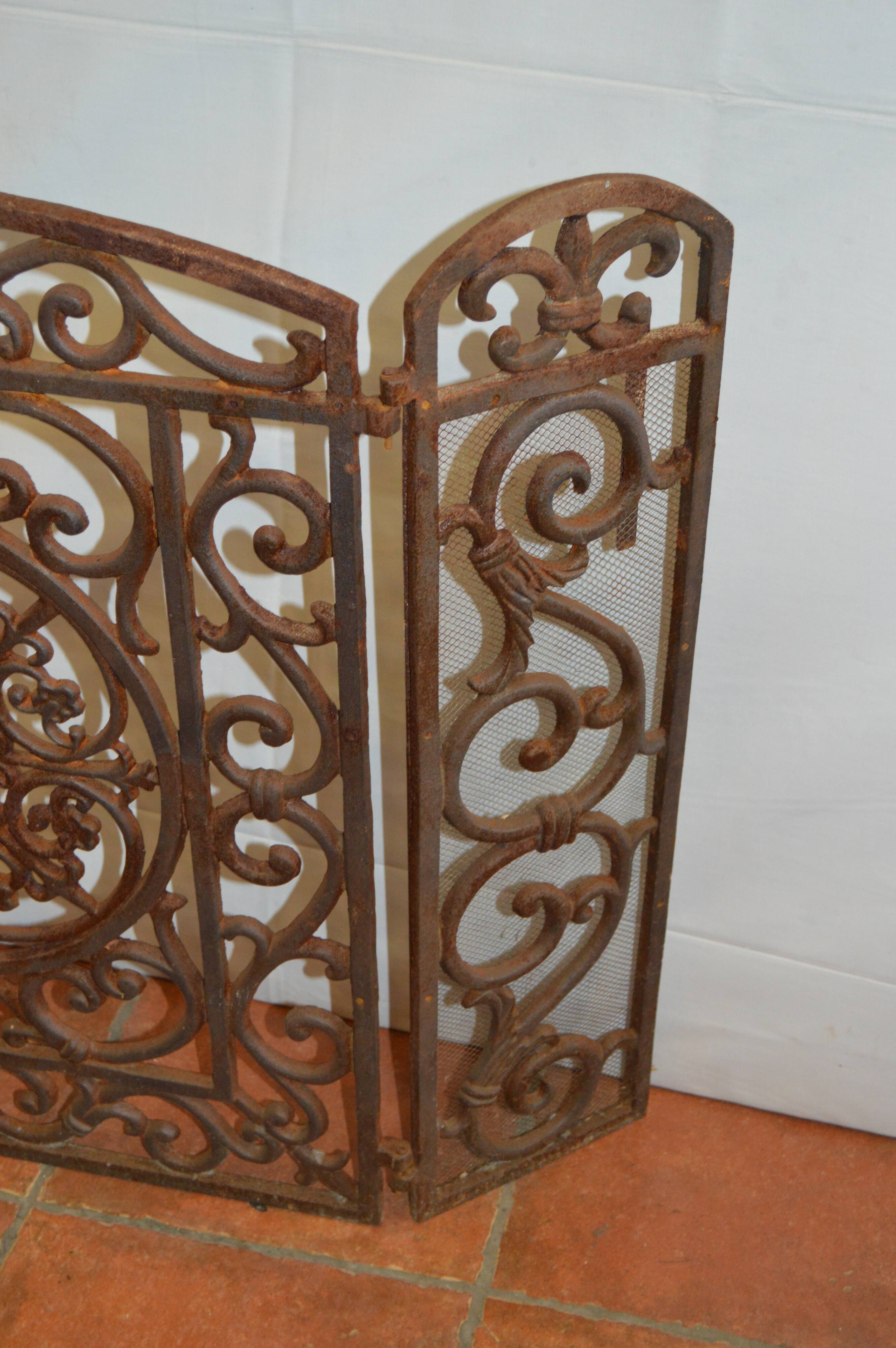 Cast iron fireplace firewall