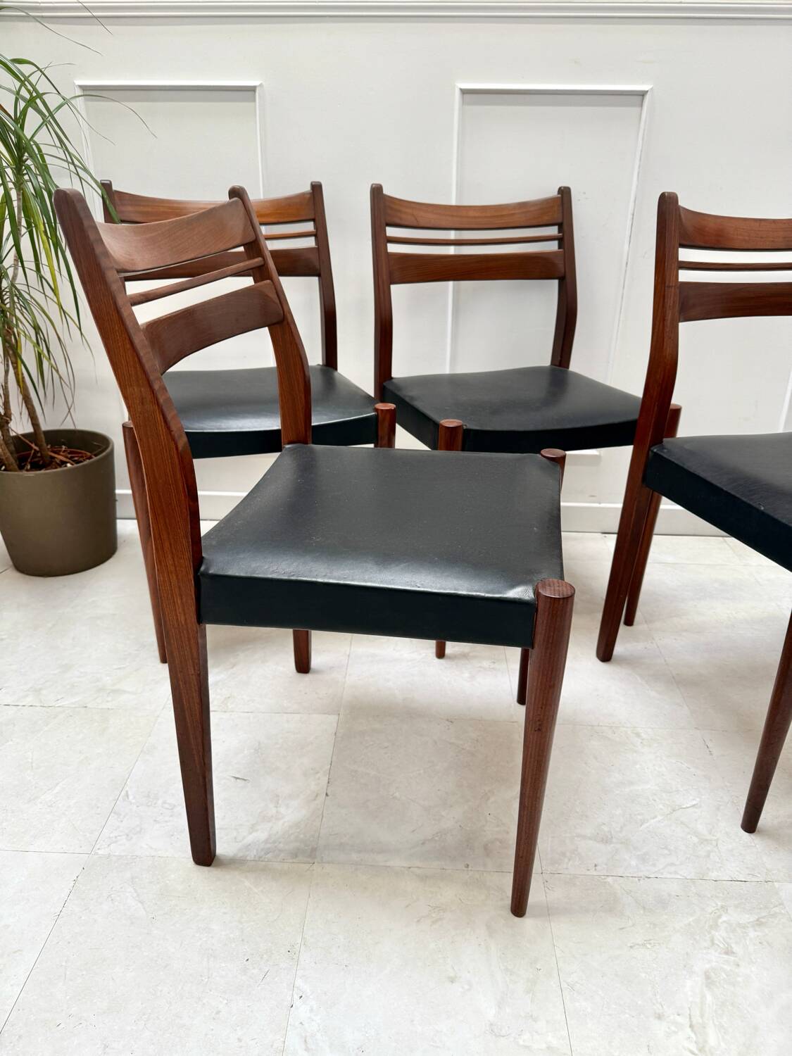 4 chaises scandinaves