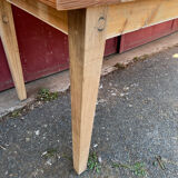 Spindle leg truss table