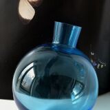 Vase boule en verre bleu à find basculant