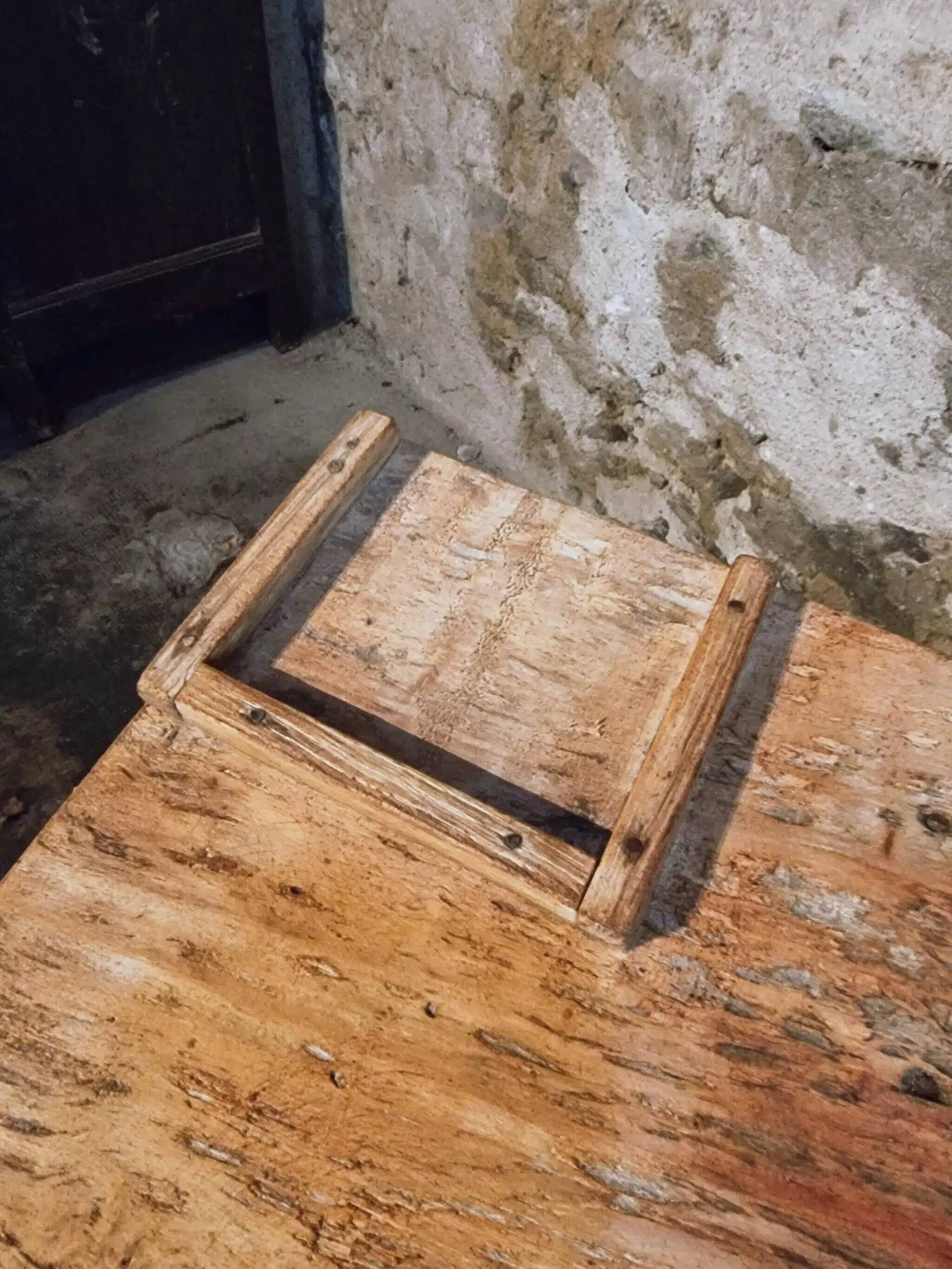 Table de toilette ou bureau d'écriture français ancien en châtaignier et peuplier, vers 1900