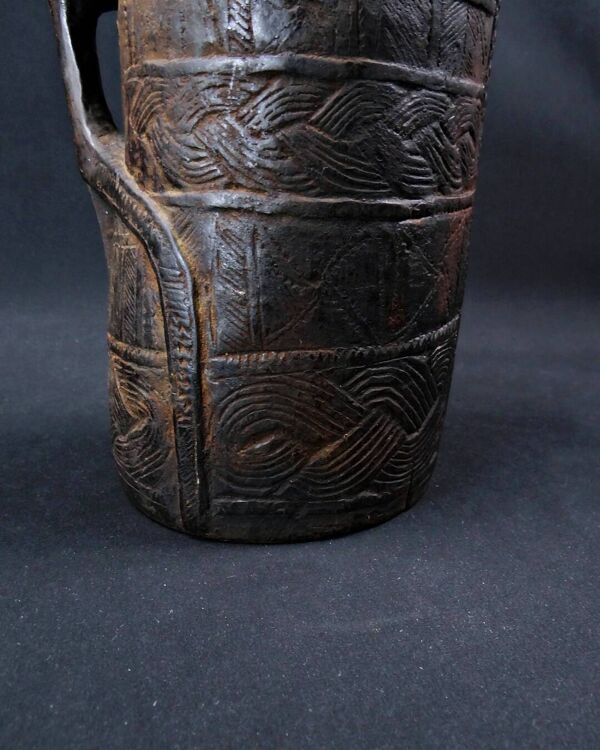 Pot à lait du Népal en bois à patine brune artisanat populaire Sherpa XXème