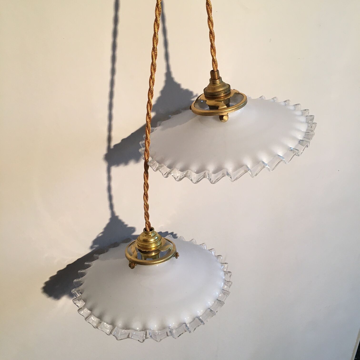 Pair of white opaline hanging with transparent serrated edges