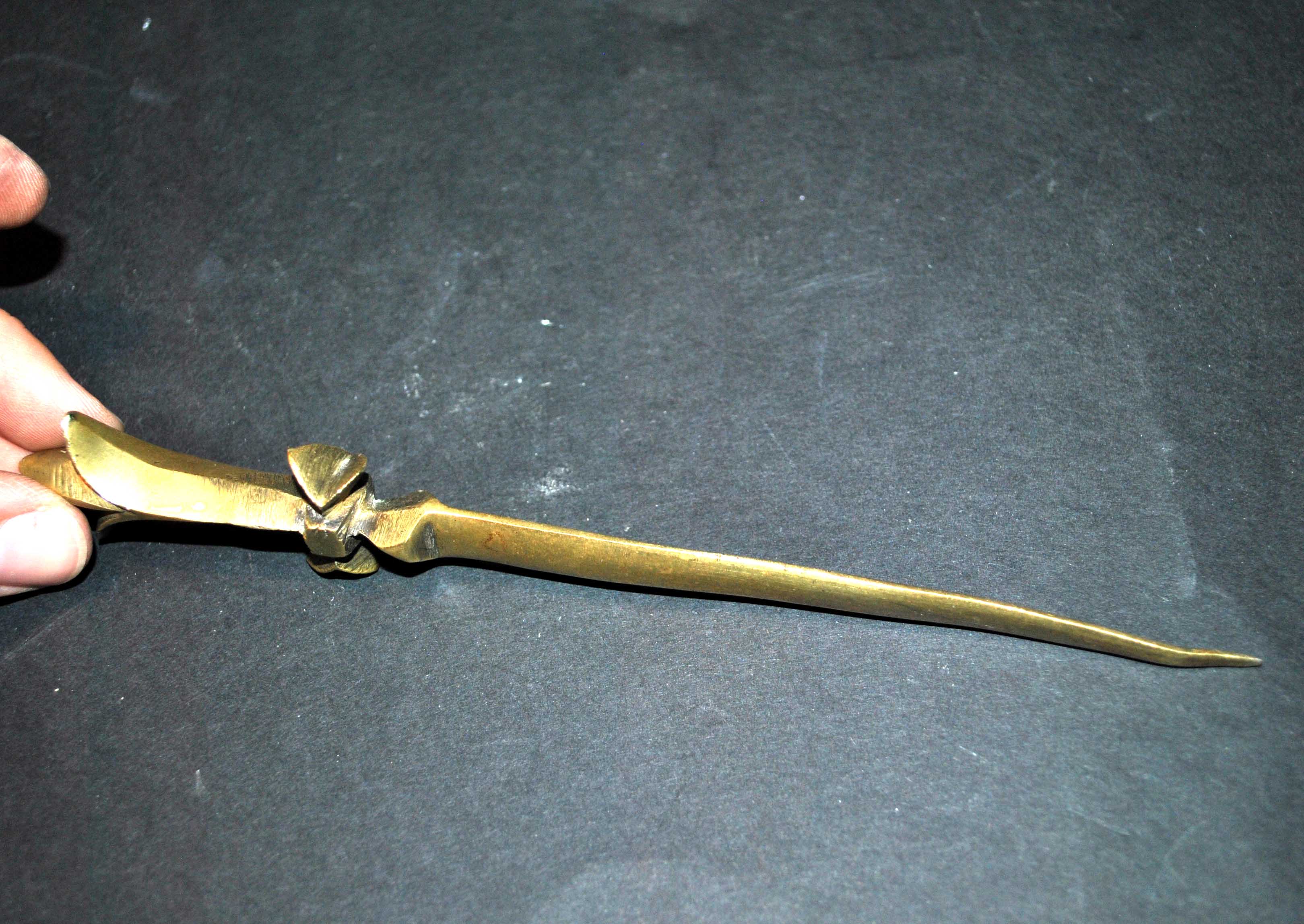 Ouvre-lettre en bronze - coupe-papier Décor croix avec lys Templier?