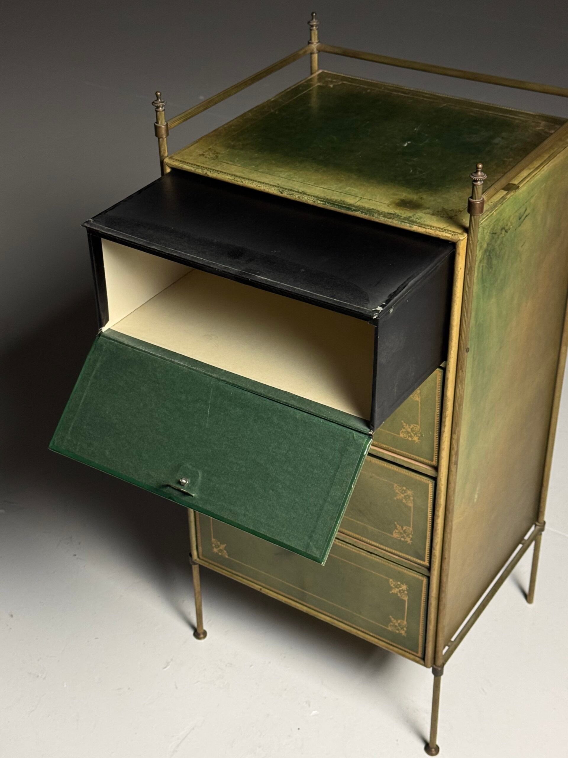 Commode en cuir vers 1960