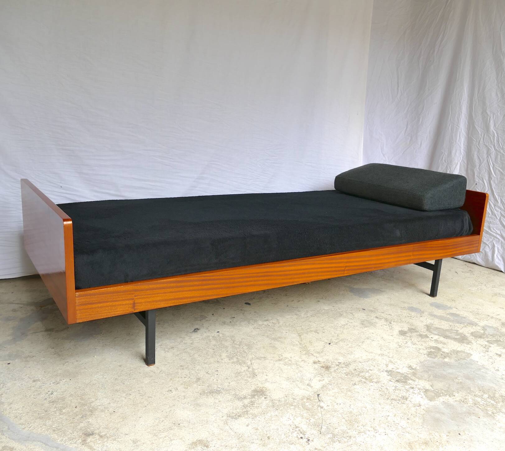 Daybed LC8 A.R.P. Pierre Guariche 1955