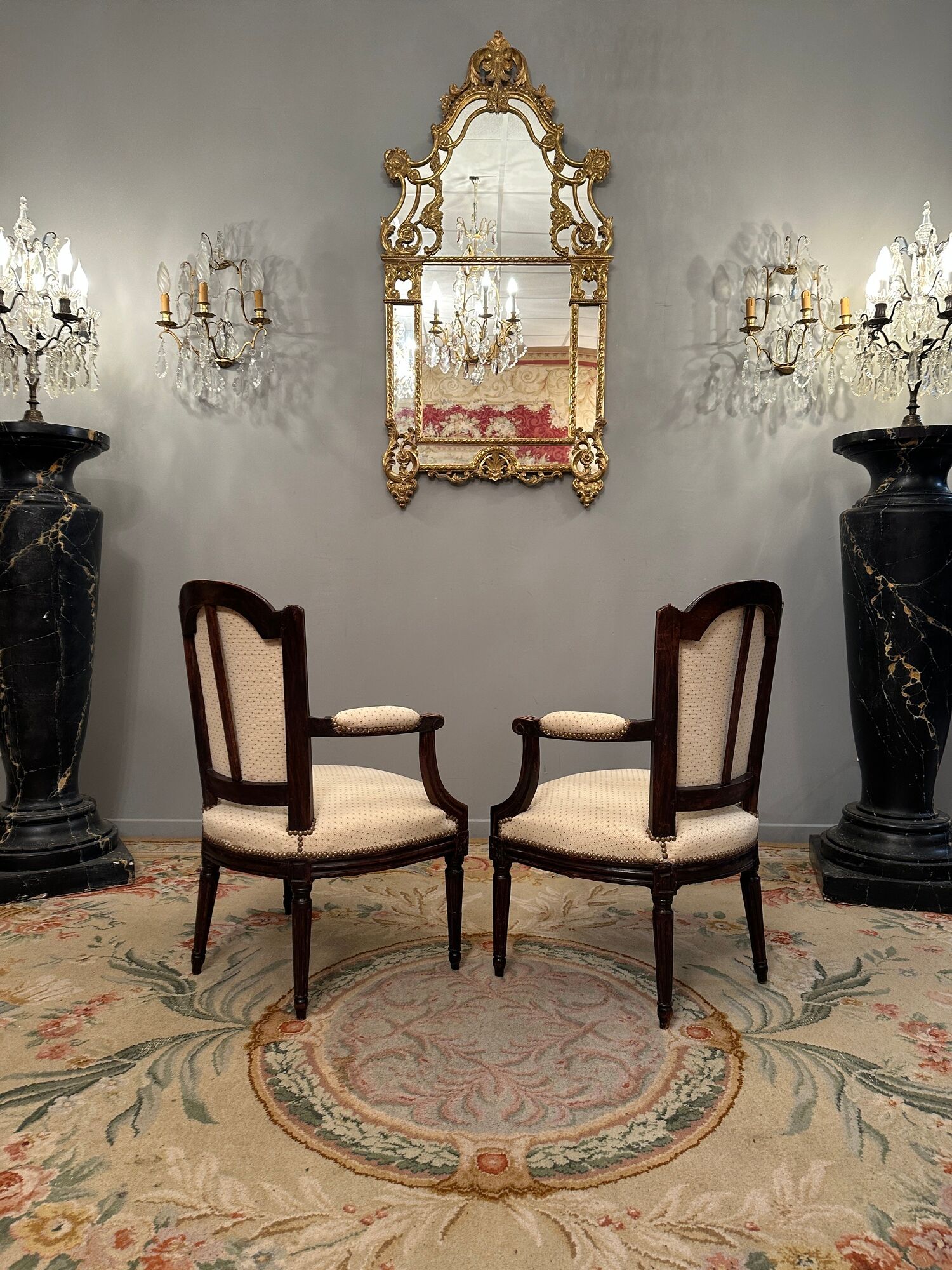 Paire de fauteuils en noyer d'epoque louis xvi vers 1770