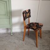 2 black scandinavian chairs and flowers