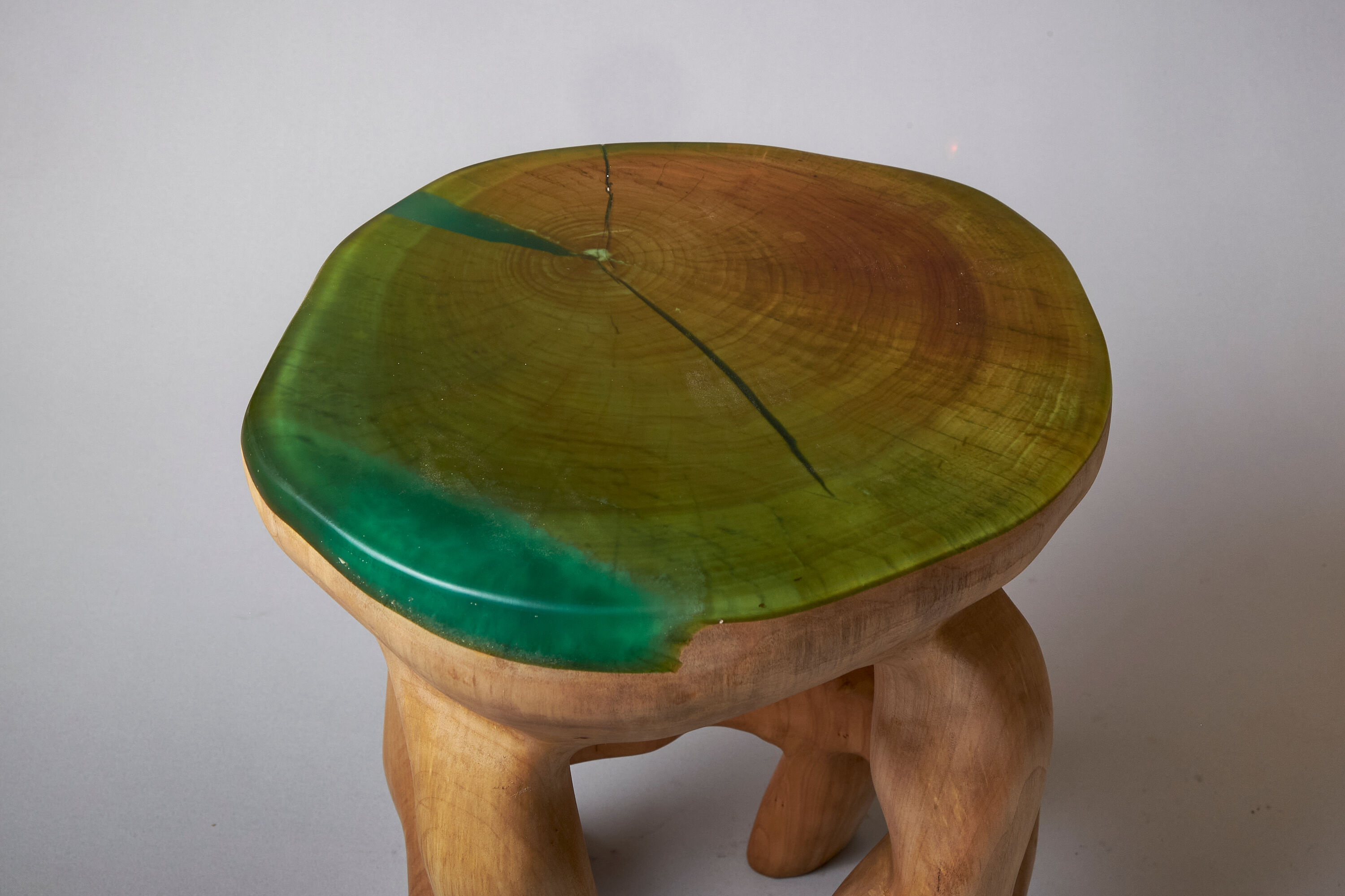 Tabouret sculpté unique à partir d'une seule pièce de bois