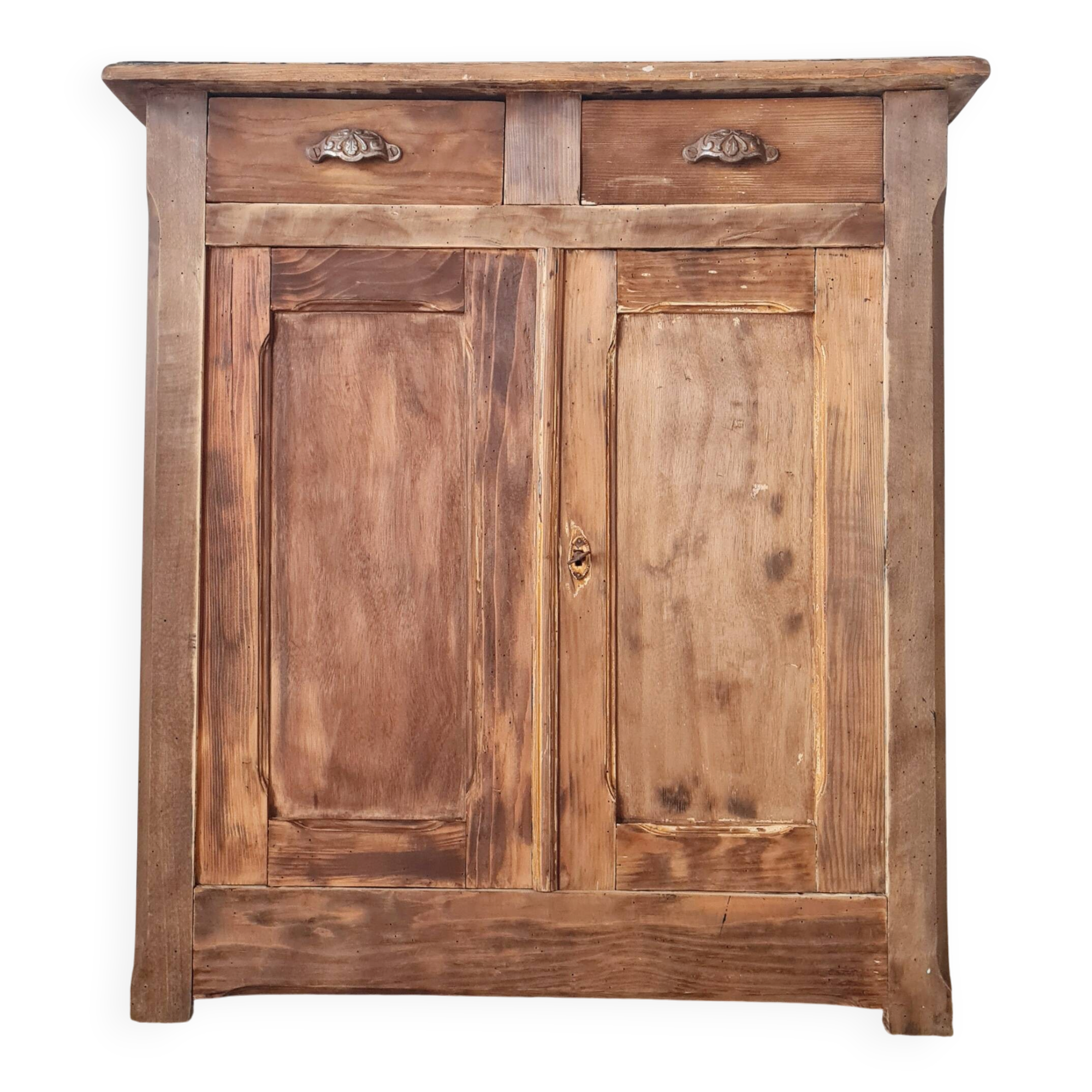 Buffet parisien bas ancien en bois patiné - intérieur fleuri