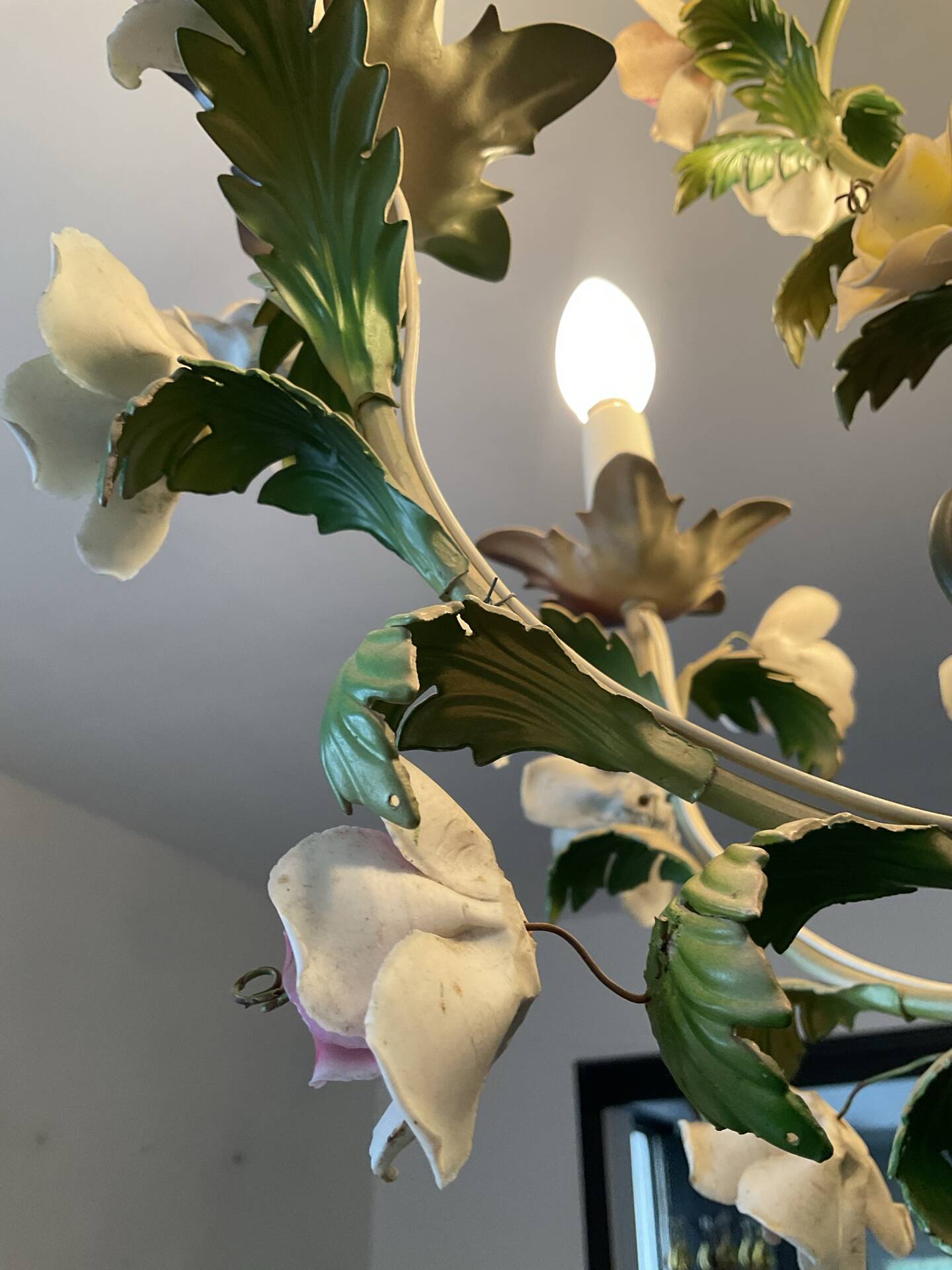 Vintage Italian chandelier in porcelain and tin from the 1950s.