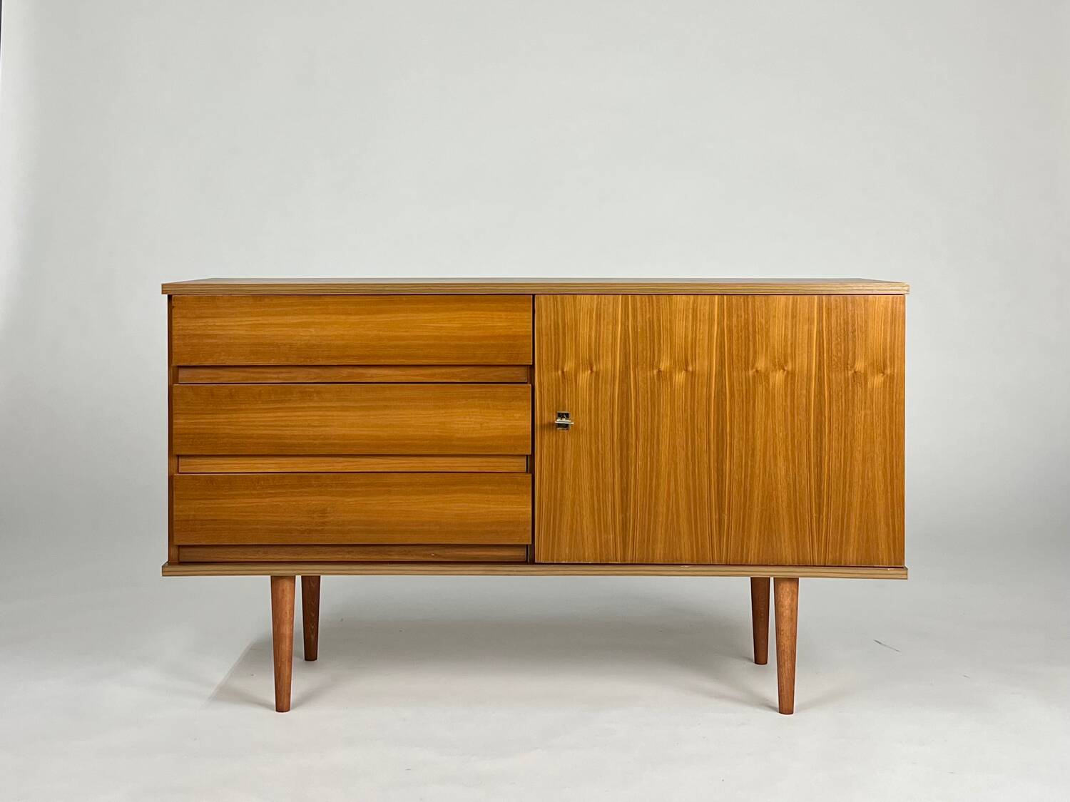 Buffet en noyer vintage avec tiroirs des années 60-70, de style mid-century, similaire au teck.