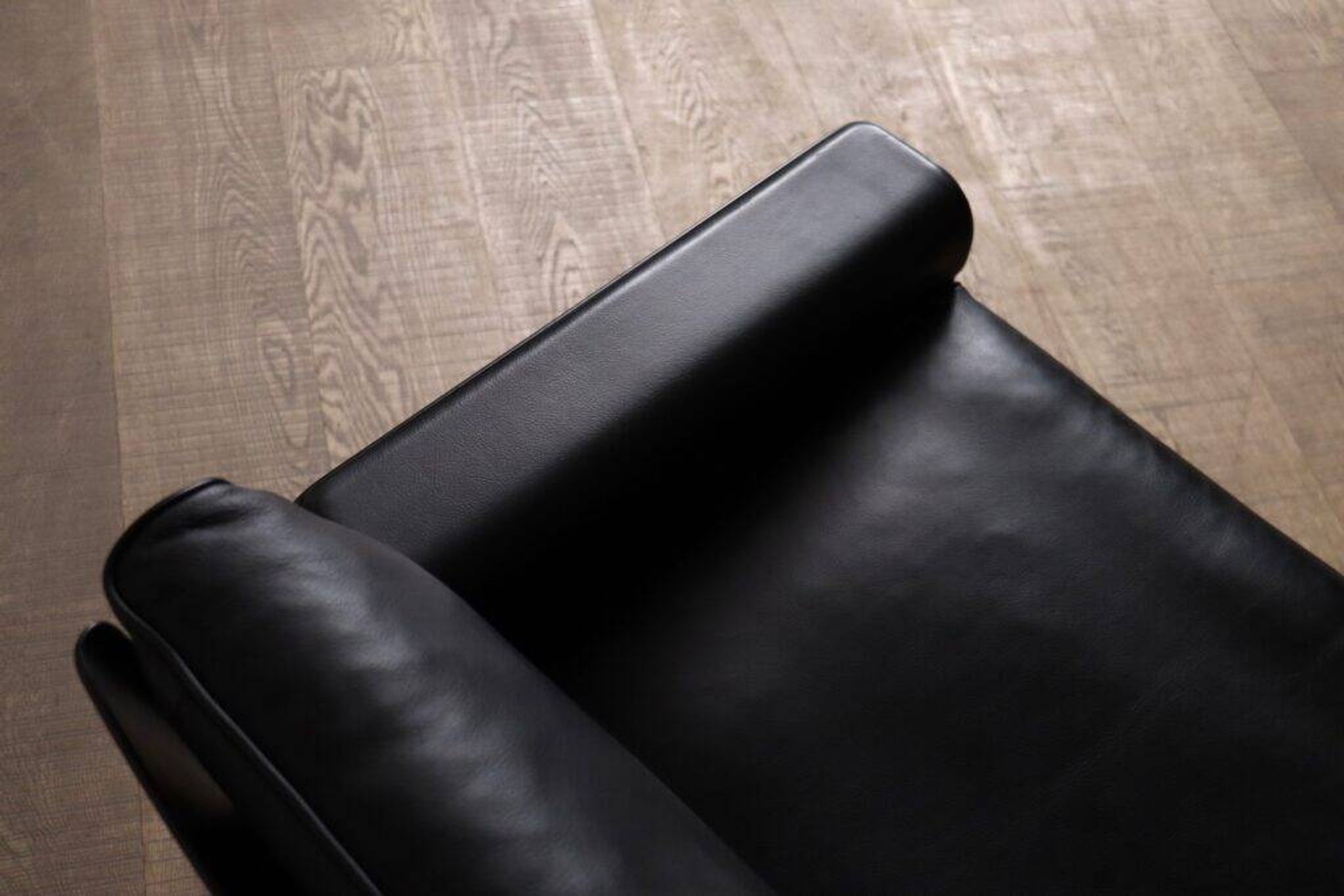 Pair of Dieter Rams Model 620 lounge chairs black leather for Vitsoe 1980s