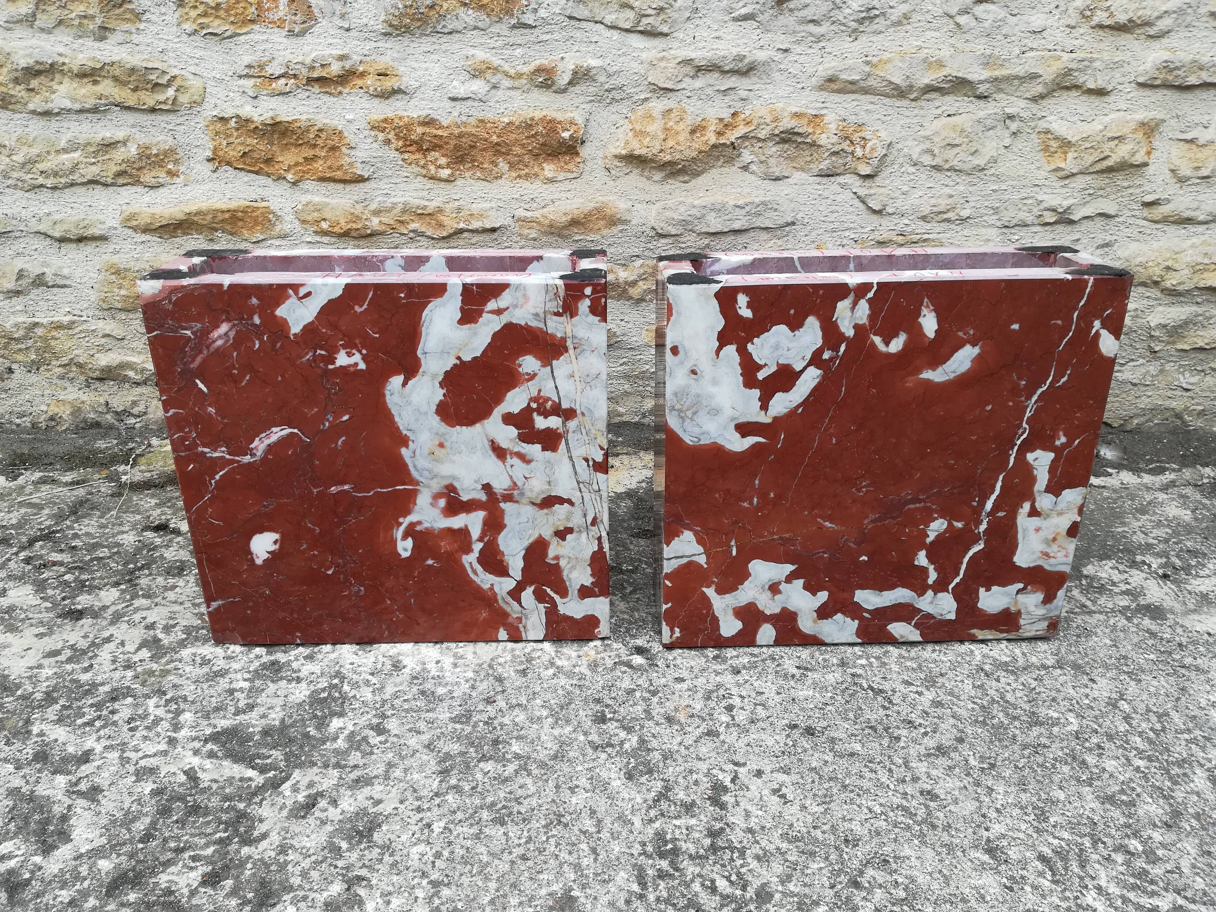 Table basse en marbre rouge