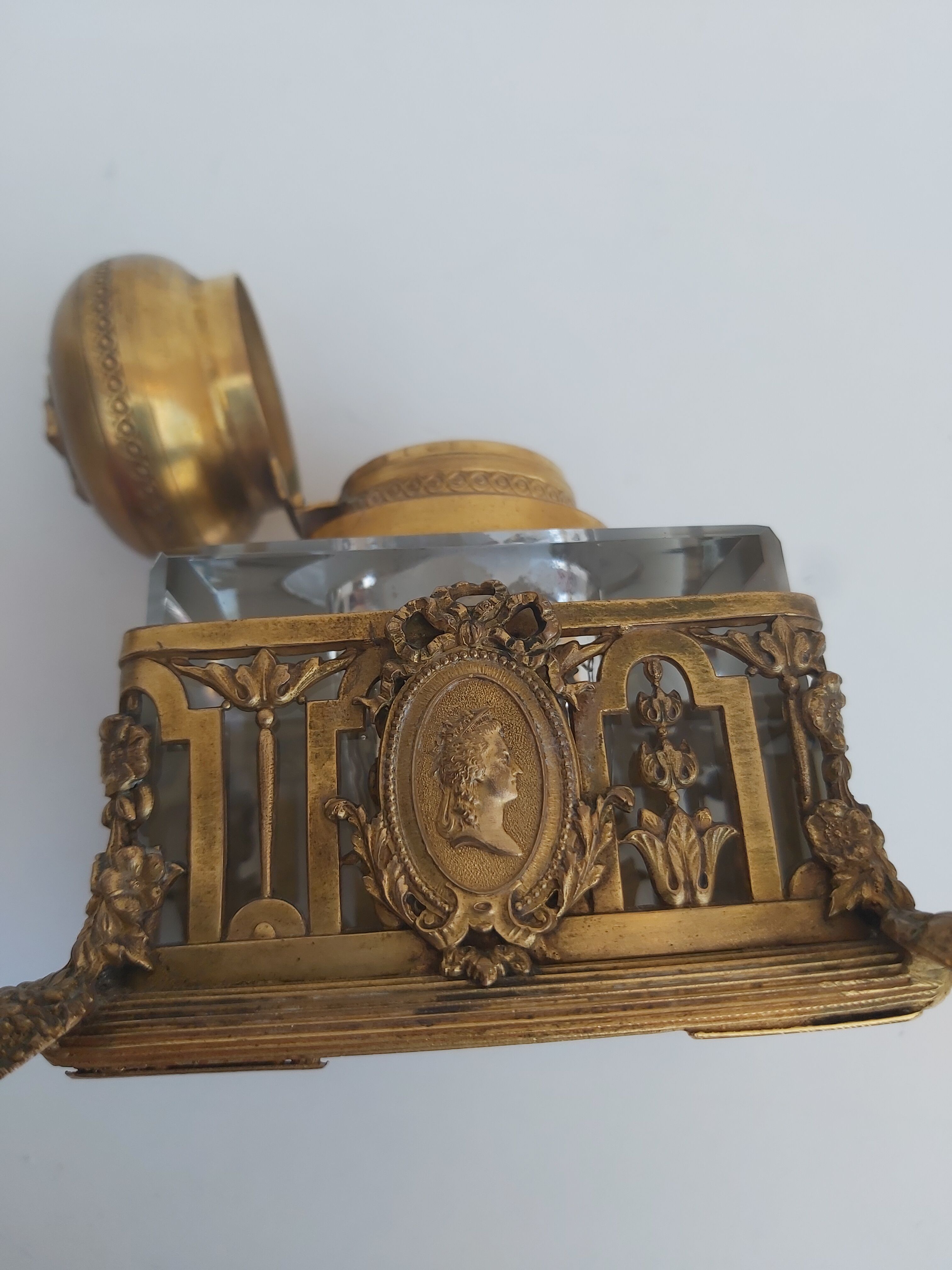 Bronze and crystal inkwell nineteenth Louis XVI and Marie-Antoinette medallion