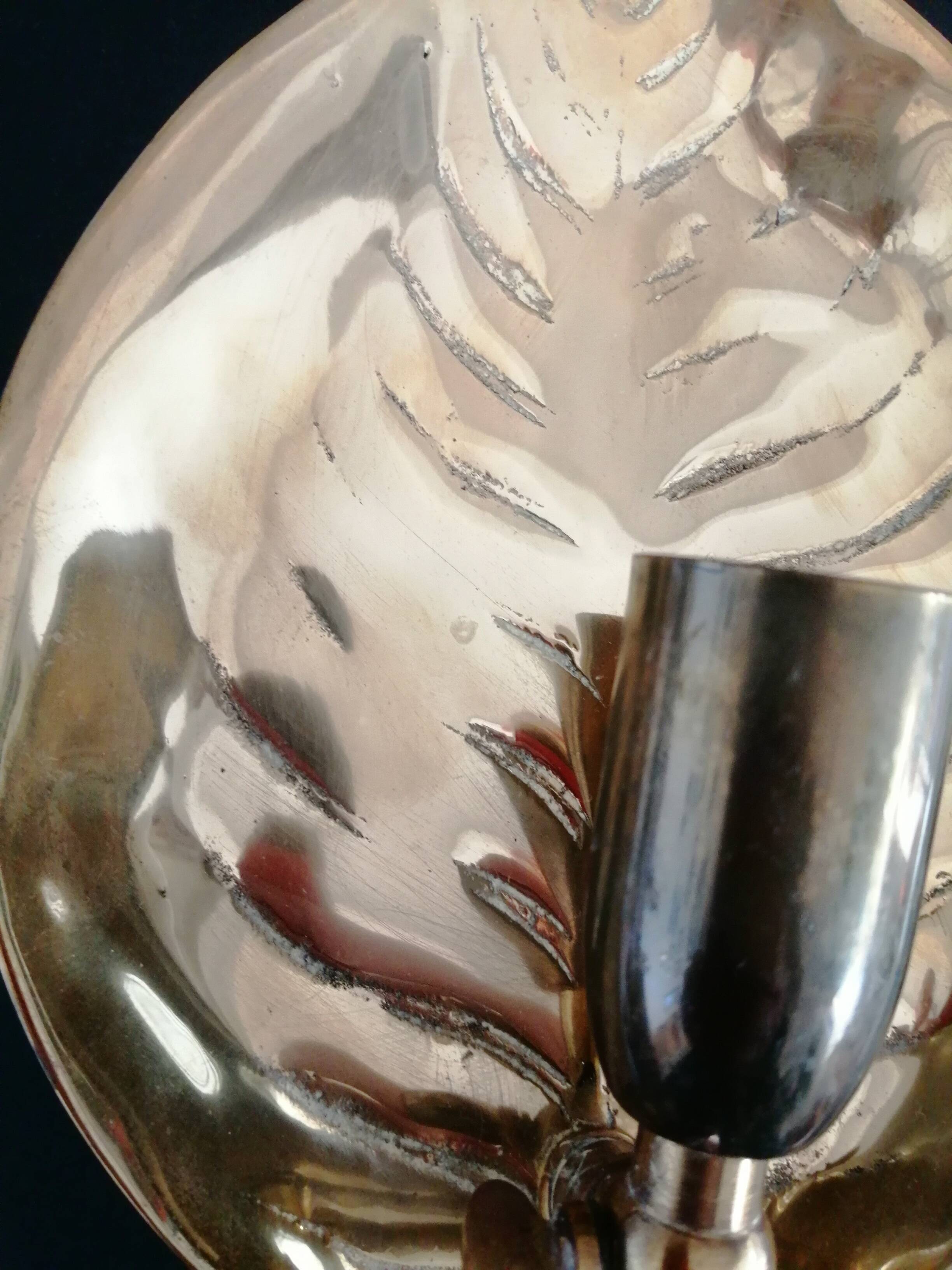 Adjustable bronze wall light with leaf decor