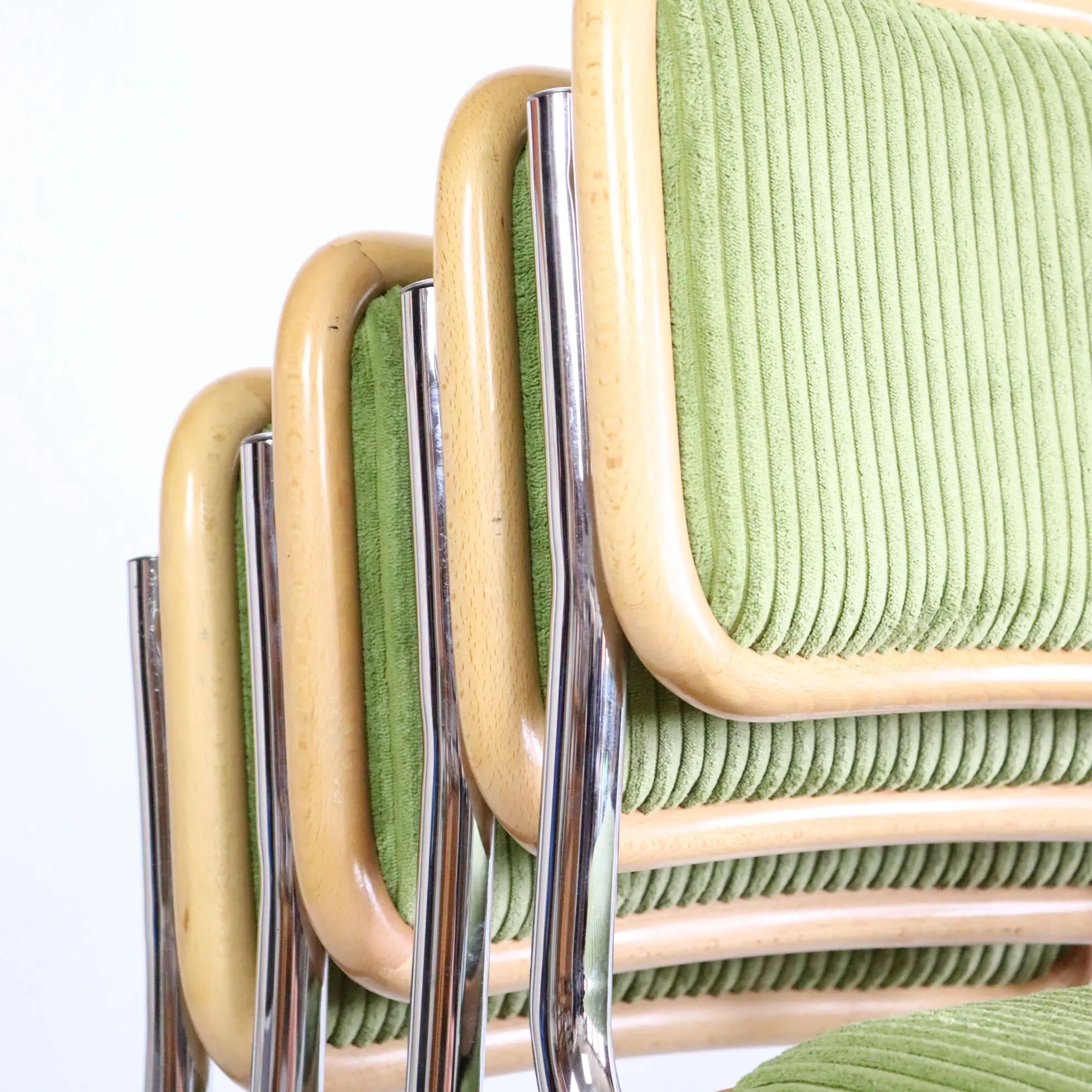 Série de quatre chaises B32
