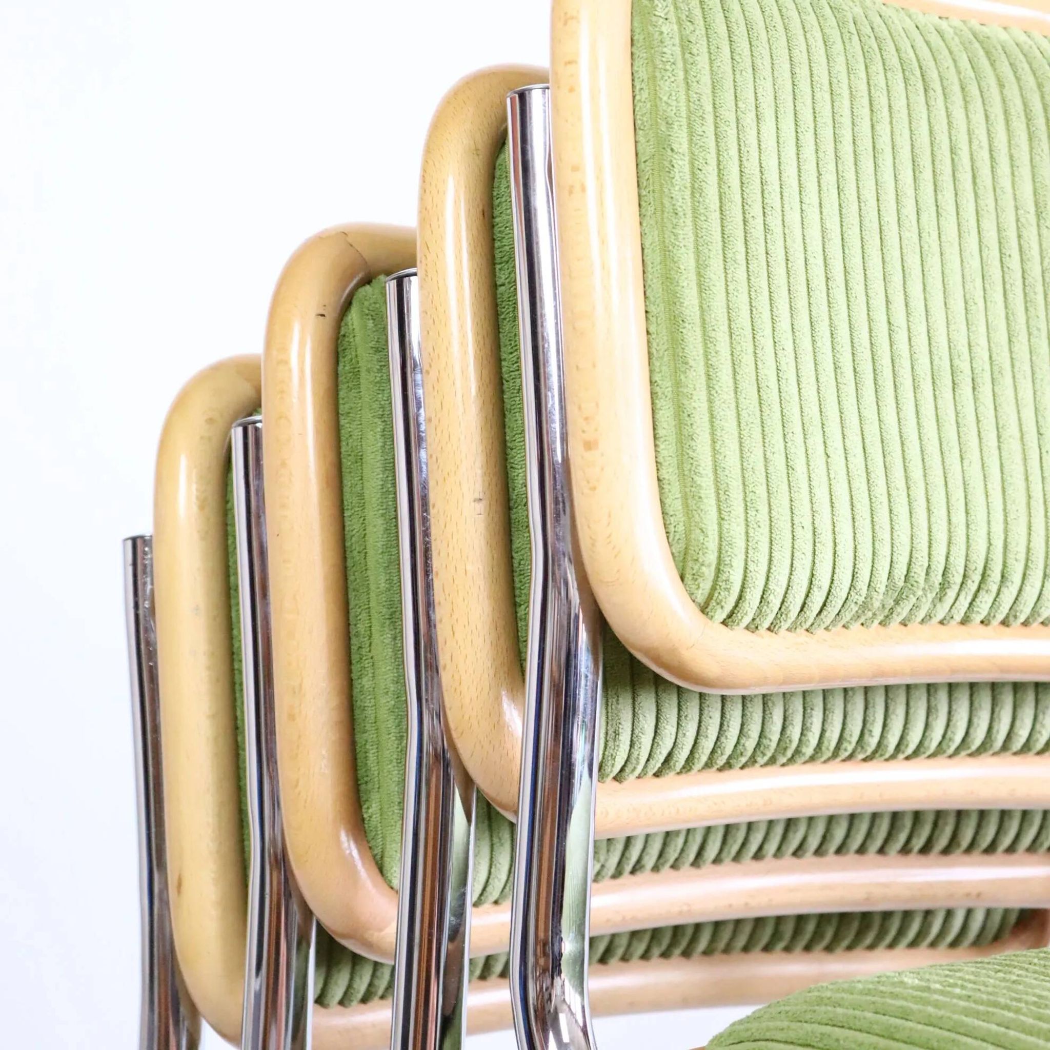 Série de quatre chaises B32