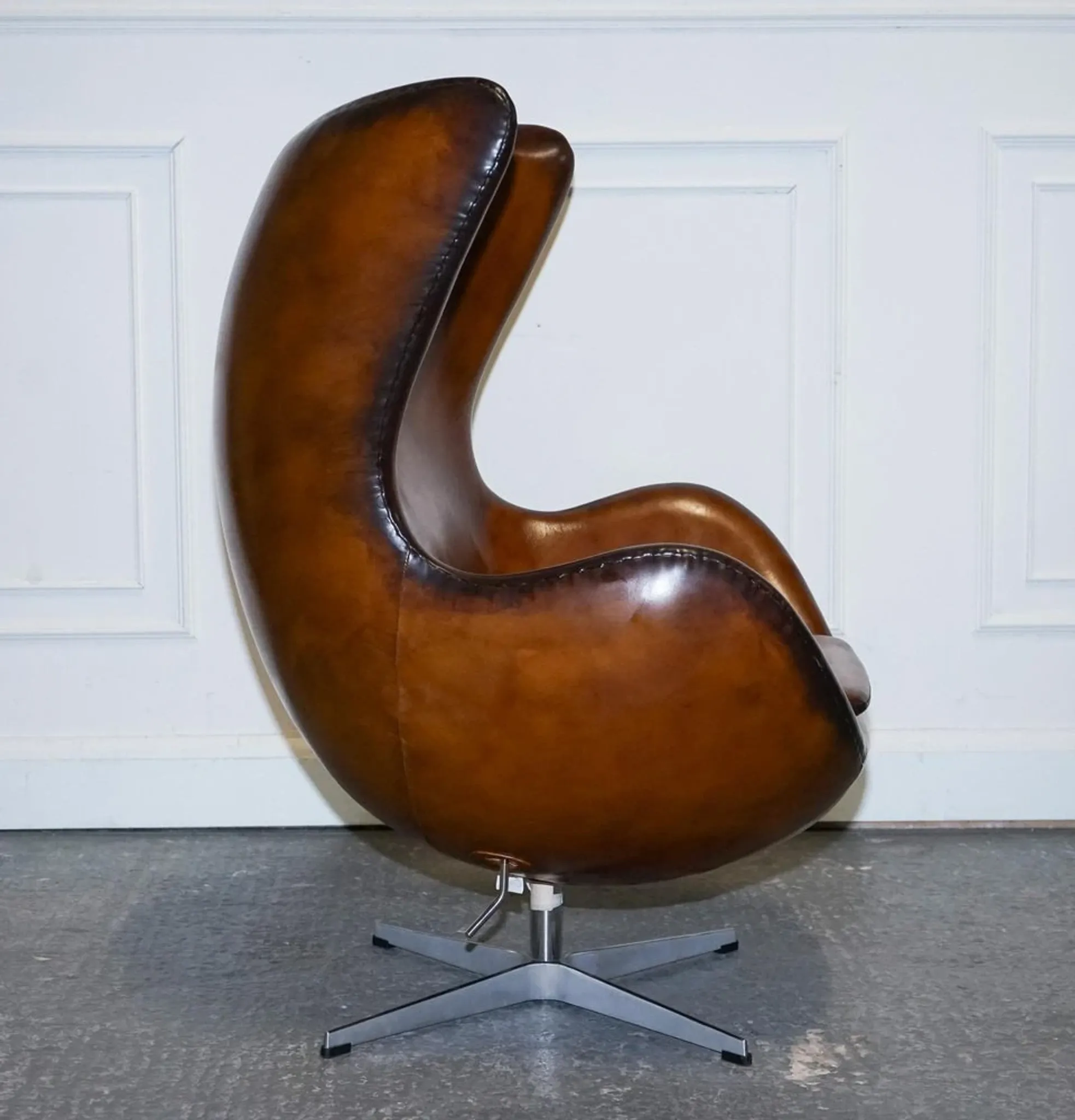 Chaise Egg Vintage Teintée à la Main en Brun Whisky