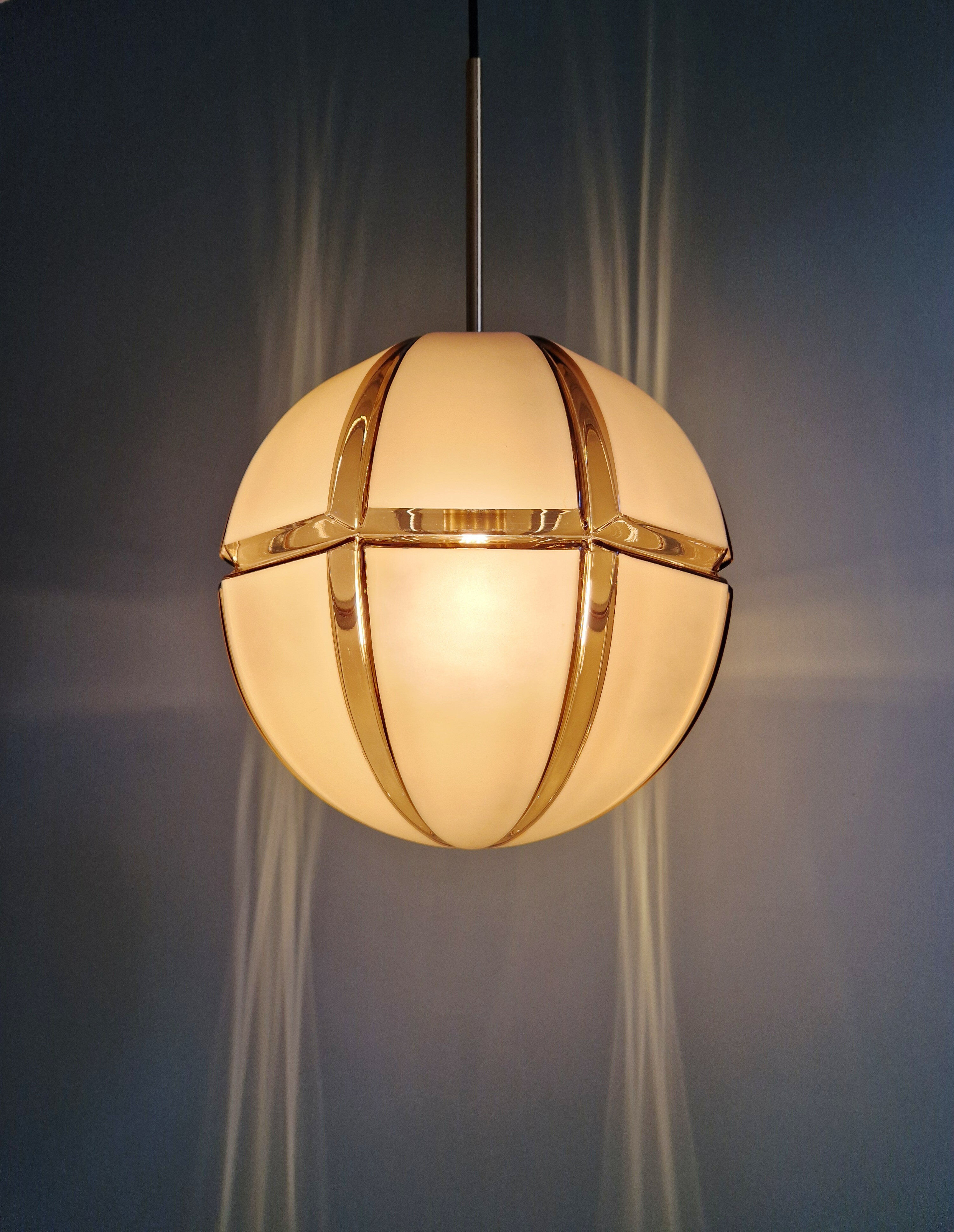 Grande suspension en verre fumé et dépoli, Peill & Putzler, 1970