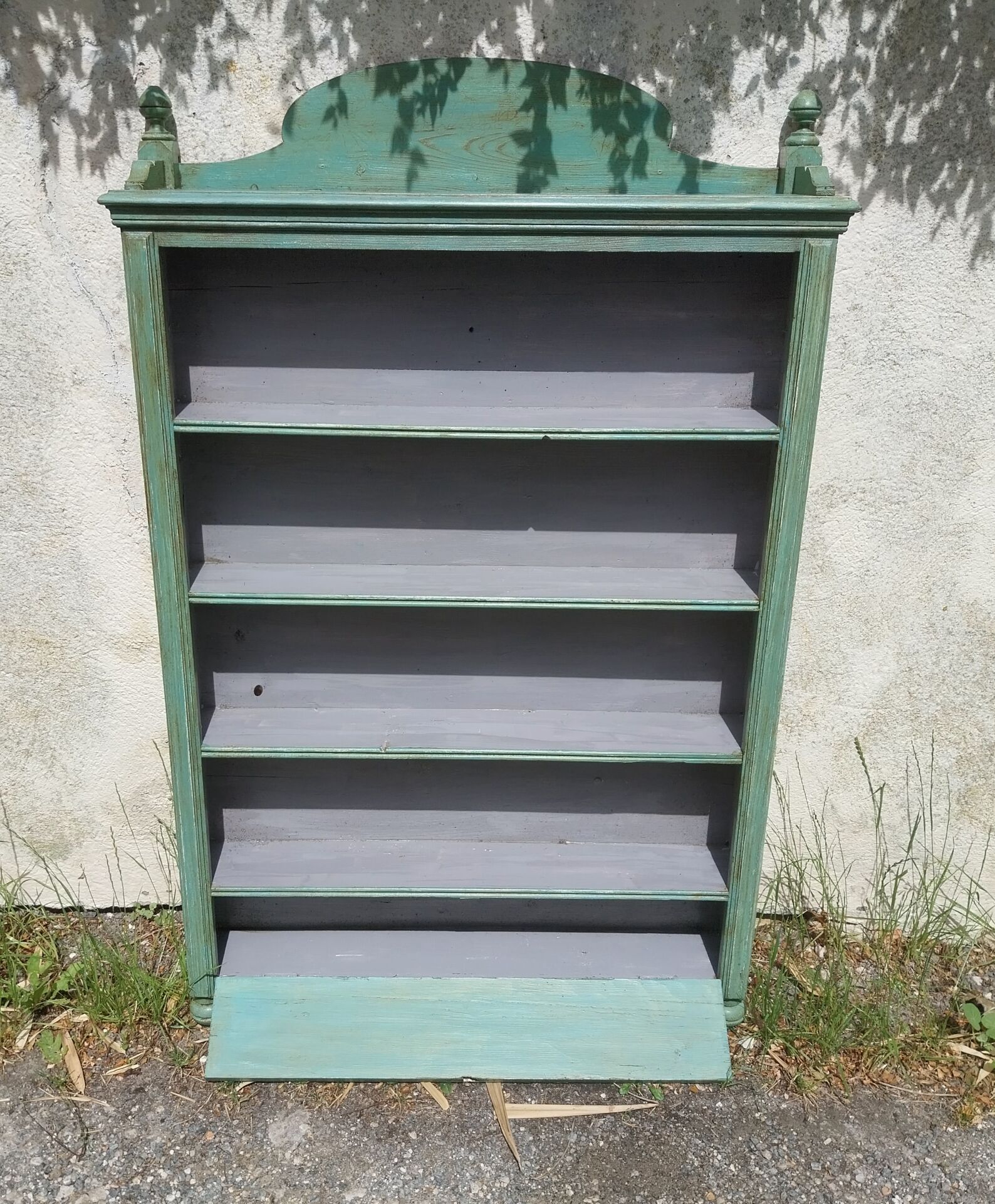 Shelf on legs