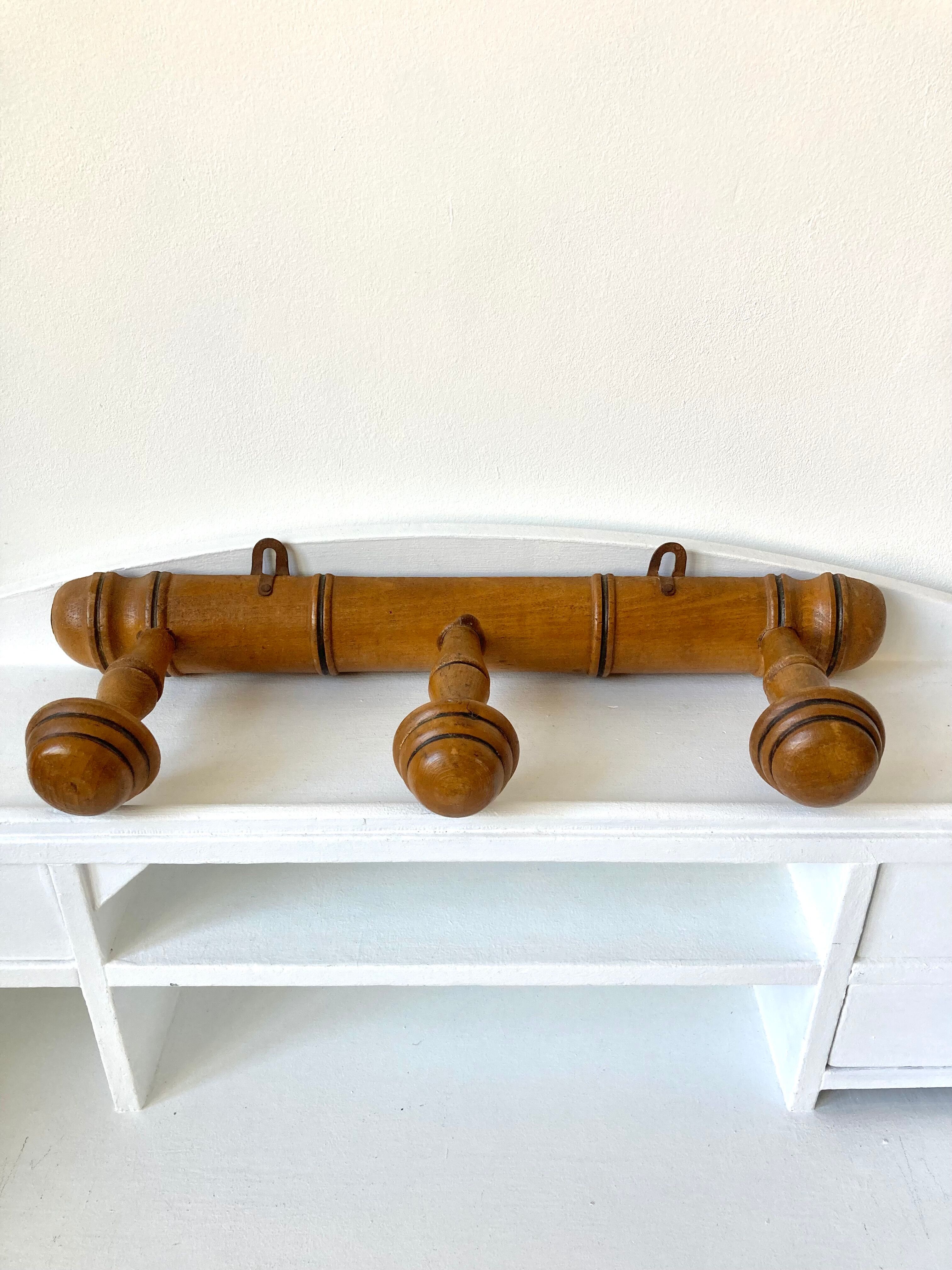 Porte manteau mural en bois tourné